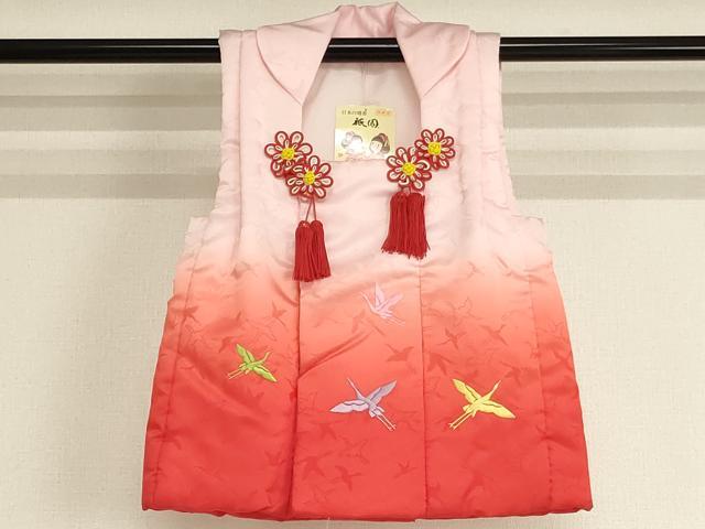 ■■■　サイズ　■■■ 【被布】 身丈 50.5cm（肩から） 裄丈 14cm（肩上げ　2.5cm） ■■■　商品詳細　■■■ 被布【化繊・未使用】の状態は接写画像のように下前竪衿に汚れがございますが その他特に目立ったシミ汚れなどもなく大変良い状態です。 お安く出品致しますので、是非この機会にいかがでしょうか？ ■■■　注意事項　■■■ ■モニター発色の具合により色合いが異なる場合がございます。 ■寸法は多少の誤差が生じる場合がございますのでご了承ください。 ■縫込みの長さが左右非対称の場合は短い部分を記載しております。 左右非対称であってもご返品・お値引き等の保証は出来かねますので、ご了承の上ご購入をお願い致します。 ■シミ等のチェックには注意を払っておりますが、見落としがある場合もございますし、個人の見解も様々ですので神経質な方のご購入はお控えください。 ■箪笥に入っておりました着物や帯なので畳みシワや匂いがあるものもございます。 ■お休みは基本的に土日祝となりますが、その他臨時でお休みする場合がございますのでご了承ください。 ■商品の発送は平日のみの発送となります。 ■夜間と土曜、日曜日はお問い合わせの回答が遅れる場合がございます。 ■当店では、お直し、紋入れ、お手入れ等は承っておりません。 ■生地の状態（ヤケ、経年劣化等）によってはサイズ直しが出来ない場合がございます。 その点もどうかご了承のうえ、ご購入をお願いいたします。 ■弊社で取り扱う商品は一点ものにつき、時期や在庫状況に応じて金額が変更となる場合がございます。 ■検針は行っておりません。予めご了承いただきますようお願いいたします。 ■【洗える着物】と記載のある商品におきましては、商品お届け後に洗濯を行ってしまってからのご返品にはご対応しかねます。 念の為、専門店でのお手入れをお願いいたします。 ■写真に写っている物が全てになります。それ以外の付属品はございませんのでご了承ください。 ■状態に関する写真につきましては、掲載可能な写真枚数に限りがあるため、各箇所につき1枚参考画像を掲載しております。 ■着物のサイズ目安は下記を参考ください↓ ＜女性着物＞　お端折り次第で＋5cm　−1cmが着用可能サイズ 　例）身丈170cmの場合、身長160cm〜175cm ＜男性着物＞　身丈＋約25cm〜27cm程が適応身長 　例）身丈155cmの場合、身長180〜182cm