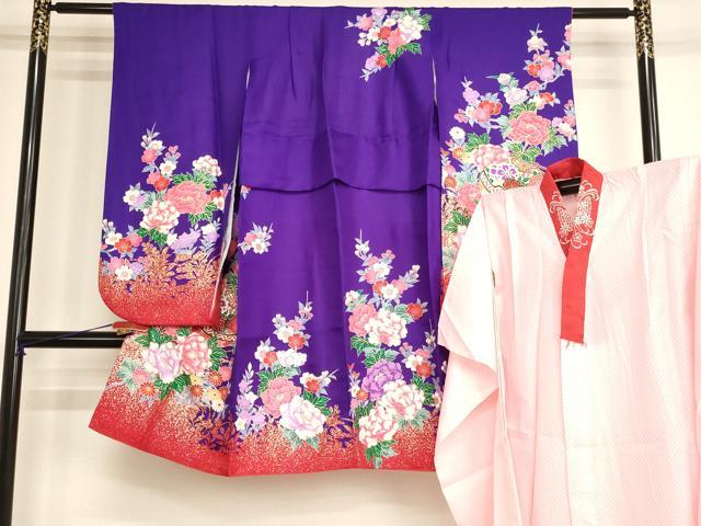 ■■■　サイズ　■■■ 【祝着】 身丈 108cm（肩から） 裄丈 53cm（肩上げ　2.5cm） 袖丈 76cm　縫込み 2.5cm 袖幅 32.5cm 前幅 19cm 後幅 25.5cm 着物縫いこみ 内揚げ 0cm （腰上げ　12cm） 裄 お袖側 約2cm　身頃側 約1cm 【長襦袢】 身丈 102cm（肩から） 裄丈 52.5cm（肩上げ　1.5cm） 袖丈 74.5cm　縫込み 1cm 袖幅 31cm 前幅 31cm 後幅 25cm 着物縫いこみ 内揚げ 0cm （腰上げ　0cm） 裄 お袖側 約4.5cm　身頃側 約1.5cm ■■■　商品詳細　■■■ 着物【正絹】の状態は特に目立ったシミ汚れなどもなく大変良い状態です。 長襦袢【化繊】の状態は特に目立ったシミ汚れなどもなく大変良い状態です。 大変上質な逸品になります。 お安く出品致しますので、是非この機会にいかがでしょうか？ ■■■　注意事項　■■■ ■モニター発色の具合により色合いが異なる場合がございます。 ■寸法は多少の誤差が生じる場合がございますのでご了承ください。 ■縫込みの長さが左右非対称の場合は短い部分を記載しております。 左右非対称であってもご返品・お値引き等の保証は出来かねますので、ご了承の上ご購入をお願い致します。 ■シミ等のチェックには注意を払っておりますが、見落としがある場合もございますし、個人の見解も様々ですので神経質な方のご購入はお控えください。 ■箪笥に入っておりました着物や帯なので畳みシワや匂いがあるものもございます。 ■お休みは基本的に土日祝となりますが、その他臨時でお休みする場合がございますのでご了承ください。 ■商品の発送は平日のみの発送となります。 ■夜間と土曜、日曜日はお問い合わせの回答が遅れる場合がございます。 ■当店では、お直し、紋入れ、お手入れ等は承っておりません。 ■生地の状態（ヤケ、経年劣化等）によってはサイズ直しが出来ない場合がございます。 その点もどうかご了承のうえ、ご購入をお願いいたします。 ■弊社で取り扱う商品は一点ものにつき、時期や在庫状況に応じて金額が変更となる場合がございます。 ■検針は行っておりません。予めご了承いただきますようお願いいたします。 ■【洗える着物】と記載のある商品におきましては、商品お届け後に洗濯を行ってしまってからのご返品にはご対応しかねます。 念の為、専門店でのお手入れをお願いいたします。 ■写真に写っている物が全てになります。それ以外の付属品はございませんのでご了承ください。 ■状態に関する写真につきましては、掲載可能な写真枚数に限りがあるため、各箇所につき1枚参考画像を掲載しております。 ■着物のサイズ目安は下記を参考ください↓ ＜女性着物＞　お端折り次第で＋5cm　−1cmが着用可能サイズ 　例）身丈170cmの場合、身長160cm〜175cm ＜男性着物＞　身丈＋約25cm〜27cm程が適応身長 　例）身丈155cmの場合、身長180〜182cm