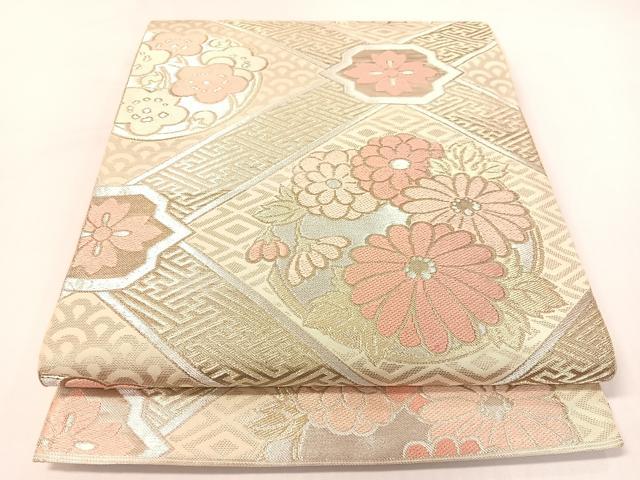■■■　サイズ　■■■ 長さ 436cm 幅 31cm程 ■■■　商品詳細　■■■ 【正絹・芯無し】 状態は接写画像のように たれ先・たれ先上部・前柄付近・柄止まりに薄い汚れがございますが その他特に目立ったシミ汚れなどもなく大変良い状態です。 川島織物は明治24年、国内業者で初の宮内省御用達となるなど、 創業以来、技術と品質、独自のデザイン表現力にとことんこだわり続け、 今や、「三本線に軍配マークの川島の帯は最高級」 といわれるトップブランドです。 大変上質な逸品になります。 お安く出品致しますので、是非この機会にいかがでしょうか？ ■■■　注意事項　■■■ ■モニター発色の具合により色合いが異なる場合がございます。 ■寸法は多少の誤差が生じる場合がございますのでご了承ください。 ■縫込みの長さが左右非対称の場合は短い部分を記載しております。 左右非対称であってもご返品・お値引き等の保証は出来かねますので、ご了承の上ご購入をお願い致します。 ■シミ等のチェックには注意を払っておりますが、見落としがある場合もございますし、個人の見解も様々ですので神経質な方のご購入はお控えください。 ■箪笥に入っておりました着物や帯なので畳みシワや匂いがあるものもございます。 ■お休みは基本的に土日祝となりますが、その他臨時でお休みする場合がございますのでご了承ください。 ■商品の発送は平日のみの発送となります。 ■夜間と土曜、日曜日はお問い合わせの回答が遅れる場合がございます。 ■当店では、お直し、紋入れ、お手入れ等は承っておりません。 ■生地の状態（ヤケ、経年劣化等）によってはサイズ直しが出来ない場合がございます。 その点もどうかご了承のうえ、ご購入をお願いいたします。 ■弊社で取り扱う商品は一点ものにつき、時期や在庫状況に応じて金額が変更となる場合がございます。 ■検針は行っておりません。予めご了承いただきますようお願いいたします。 ■【洗える着物】と記載のある商品におきましては、商品お届け後に洗濯を行ってしまってからのご返品にはご対応しかねます。 念の為、専門店でのお手入れをお願いいたします。 ■写真に写っている物が全てになります。それ以外の付属品はございませんのでご了承ください。 ■状態に関する写真につきましては、掲載可能な写真枚数に限りがあるため、各箇所につき1枚参考画像を掲載しております。 ■着物のサイズ目安は下記を参考ください↓ ＜女性着物＞　お端折り次第で＋5cm　－1cmが着用可能サイズ 　例）身丈170cmの場合、身長160cm～175cm ＜男性着物＞　身丈＋約25cm～27cm程が適応身長 　例）身丈155cmの場合、身長180～182cm
