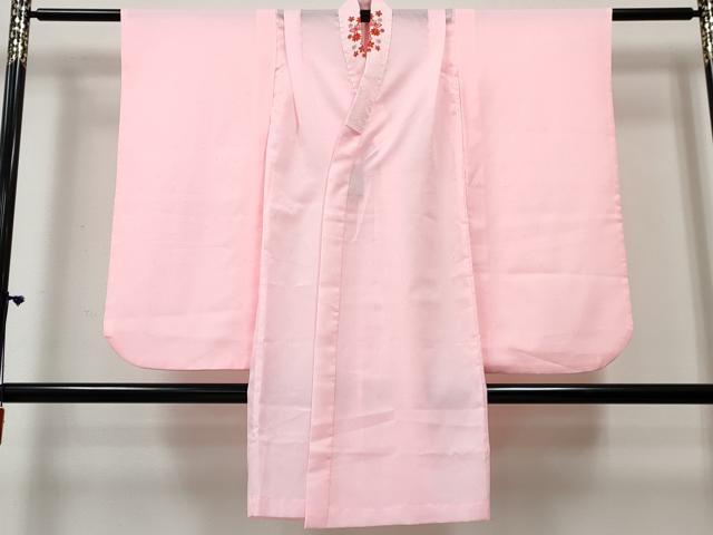 ■■■　サイズ　■■■ 【長襦袢】 身丈 100.5cm（肩から） 裄丈 51cm（肩上げ　3.5cm） 袖丈 74cm　縫込み 2cm 袖幅 32cm 前幅 31cm 後幅 25cm 着物縫いこみ 内揚げ 0cm （腰上げ　0cm） 裄 お袖側 約4cm　身頃側 約0cm ■■■　商品詳細　■■■ 長襦袢【化繊】 状態は特に目立ったシミ汚れなどもなく大変良い状態です。 お安く出品致しますので、是非この機会にいかがでしょうか？ ※ご自身で洗濯された場合の保証はできかねます。専門店にご相談ください。 ■■■　注意事項　■■■ ■モニター発色の具合により色合いが異なる場合がございます。 ■寸法は多少の誤差が生じる場合がございますのでご了承ください。 ■縫込みの長さが左右非対称の場合は短い部分を記載しております。 左右非対称であってもご返品・お値引き等の保証は出来かねますので、ご了承の上ご購入をお願い致します。 ■シミ等のチェックには注意を払っておりますが、見落としがある場合もございますし、個人の見解も様々ですので神経質な方のご購入はお控えください。 ■箪笥に入っておりました着物や帯なので畳みシワや匂いがあるものもございます。 ■お休みは基本的に土日祝となりますが、その他臨時でお休みする場合がございますのでご了承ください。 ■商品の発送は平日のみの発送となります。 ■夜間と土曜、日曜日はお問い合わせの回答が遅れる場合がございます。 ■当店では、お直し、紋入れ、お手入れ等は承っておりません。 ■生地の状態（ヤケ、経年劣化等）によってはサイズ直しが出来ない場合がございます。 その点もどうかご了承のうえ、ご購入をお願いいたします。 ■弊社で取り扱う商品は一点ものにつき、時期や在庫状況に応じて金額が変更となる場合がございます。 ■検針は行っておりません。予めご了承いただきますようお願いいたします。 ■【洗える着物】と記載のある商品におきましては、商品お届け後に洗濯を行ってしまってからのご返品にはご対応しかねます。 念の為、専門店でのお手入れをお願いいたします。 ■写真に写っている物が全てになります。それ以外の付属品はございませんのでご了承ください。 ■状態に関する写真につきましては、掲載可能な写真枚数に限りがあるため、各箇所につき1枚参考画像を掲載しております。 ■着物のサイズ目安は下記を参考ください↓ ＜女性着物＞　お端折り次第で＋5cm　−1cmが着用可能サイズ 　例）身丈170cmの場合、身長160cm〜175cm ＜男性着物＞　身丈＋約25cm〜27cm程が適応身長 　例）身丈155cmの場合、身長180〜182cm