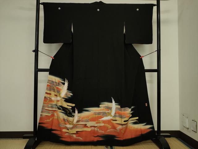■■■　サイズ　■■■ 身丈 162cm（肩から） 裄丈 62.5cm 袖丈 47.5cm　縫込み 3.5cm 袖幅 33cm 前幅 24cm 後幅 30.5cm 着物縫いこみ 内揚げ 5cm 裄 お袖側 約3cm　身頃側 約5cm ■■■　商品詳細　■■■ 【正絹・五つ紋・比翼仕立て】 状態は画像を添付しておりますので、そちらをご確認下さいますよう宜しくお願い致します。 大変上質な逸品になりますのでぜひお手入れをされてお召しになられてはいかがでしょうか。 お安く出品致しますので、是非この機会にいかがでしょうか？ ■■■　注意事項　■■■ ■モニター発色の具合により色合いが異なる場合がございます。 ■寸法は多少の誤差が生じる場合がございますのでご了承ください。 ■縫込みの長さが左右非対称の場合は短い部分を記載しております。 左右非対称であってもご返品・お値引き等の保証は出来かねますので、ご了承の上ご購入をお願い致します。 ■シミ等のチェックには注意を払っておりますが、見落としがある場合もございますし、個人の見解も様々ですので神経質な方のご購入はお控えください。 ■箪笥に入っておりました着物や帯なので畳みシワや匂いがあるものもございます。 ■お休みは基本的に土日祝となりますが、その他臨時でお休みする場合がございますのでご了承ください。 ■商品の発送は平日のみの発送となります。 ■夜間と土曜、日曜日はお問い合わせの回答が遅れる場合がございます。 ■当店では、お直し、紋入れ、お手入れ等は承っておりません。 ■生地の状態（ヤケ、経年劣化等）によってはサイズ直しが出来ない場合がございます。 その点もどうかご了承のうえ、ご購入をお願いいたします。 ■弊社で取り扱う商品は一点ものにつき、時期や在庫状況に応じて金額が変更となる場合がございます。 ■検針は行っておりません。予めご了承いただきますようお願いいたします。 ■【洗える着物】と記載のある商品におきましては、商品お届け後に洗濯を行ってしまってからのご返品にはご対応しかねます。 念の為、専門店でのお手入れをお願いいたします。 ■写真に写っている物が全てになります。それ以外の付属品はございませんのでご了承ください。 ■状態に関する写真につきましては、掲載可能な写真枚数に限りがあるため、各箇所につき1枚参考画像を掲載しております。 ■着物のサイズ目安は下記を参考ください↓ ＜女性着物＞　お端折り次第で＋5cm　−1cmが着用可能サイズ 　例）身丈170cmの場合、身長160cm〜175cm ＜男性着物＞　身丈＋約25cm〜27cm程が適応身長 　例）身丈155cmの場合、身長180〜182cm