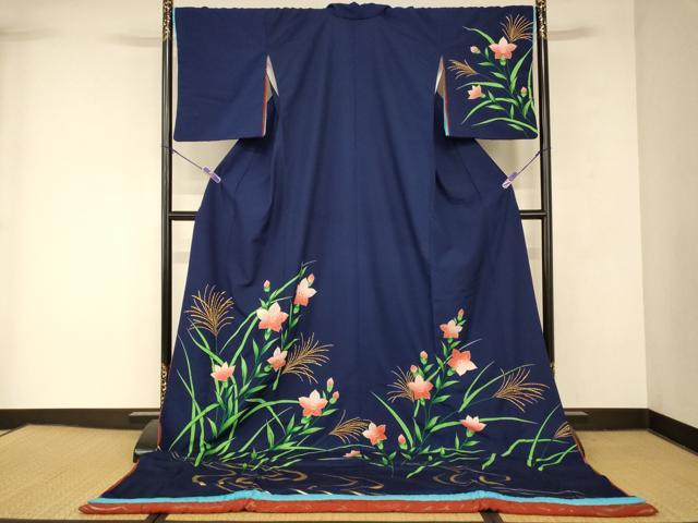 ■■■　サイズ　■■■ 身丈 210cm（肩から） 裄丈 66cm 袖丈 52cm　縫込み 6cm 袖幅 32.5cm 前幅 25cm 後幅 31cm 着物縫いこみ 内揚げ 0cm 裄 お袖側 約2cm　身頃側 約1cm ■■■　商品詳細　■■■ 【化繊・比翼仕立て・ふき綿仕立て】 状態は接写画像のように下前・ふき綿部分・上前おくみ・下前おくみ・袖口・両袖前後に薄い汚れがございますが その他特に目立ったシミ汚れなどもなく大変良い状態です。 大変上質な逸品になります。 お安く出品致しますので、是非この機会にいかがでしょうか？ ■■■　注意事項　■■■ ■モニター発色の具合により色合いが異なる場合がございます。 ■寸法は多少の誤差が生じる場合がございますのでご了承ください。 ■縫込みの長さが左右非対称の場合は短い部分を記載しております。 左右非対称であってもご返品・お値引き等の保証は出来かねますので、ご了承の上ご購入をお願い致します。 ■シミ等のチェックには注意を払っておりますが、見落としがある場合もございますし、個人の見解も様々ですので神経質な方のご購入はお控えください。 ■箪笥に入っておりました着物や帯なので畳みシワや匂いがあるものもございます。 ■お休みは基本的に土日祝となりますが、その他臨時でお休みする場合がございますのでご了承ください。 ■商品の発送は平日のみの発送となります。 ■夜間と土曜、日曜日はお問い合わせの回答が遅れる場合がございます。 ■当店では、お直し、紋入れ、お手入れ等は承っておりません。 ■生地の状態（ヤケ、経年劣化等）によってはサイズ直しが出来ない場合がございます。 その点もどうかご了承のうえ、ご購入をお願いいたします。 ■弊社で取り扱う商品は一点ものにつき、時期や在庫状況に応じて金額が変更となる場合がございます。 ■検針は行っておりません。予めご了承いただきますようお願いいたします。 ■【洗える着物】と記載のある商品におきましては、商品お届け後に洗濯を行ってしまってからのご返品にはご対応しかねます。 念の為、専門店でのお手入れをお願いいたします。 ■写真に写っている物が全てになります。それ以外の付属品はございませんのでご了承ください。 ■状態に関する写真につきましては、掲載可能な写真枚数に限りがあるため、各箇所につき1枚参考画像を掲載しております。 ■着物のサイズ目安は下記を参考ください↓ ＜女性着物＞　お端折り次第で＋5cm　−1cmが着用可能サイズ 　例）身丈170cmの場合、身長160cm〜175cm ＜男性着物＞　身丈＋約25cm〜27cm程が適応身長 　例）身丈155cmの場合、身長180〜182cm