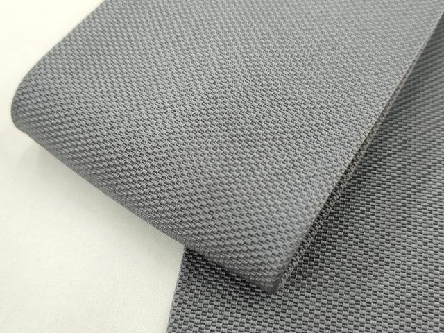 ■■■　サイズ　■■■ 長さ 396cm 幅 8cm程 ■■■　商品詳細　■■■ 【正絹】 状態は接写画像のように裏地・胴回りに薄い汚れがございますが その他特に目立ったシミ汚れなどもなく大変良い状態です。 本場筑前博多織は、 福岡県福岡市博多区やその周辺で生産される絹織物です。 仏具のひとつである独鈷、華皿を基にした幾何学模様が織られています。 江戸時代に筑前藩主だった黒田長政が幕府への献上品にしたことから、 博多献上、献上博多とも呼ばれます。 横畝が際立って見える経畝織りという織りになっています。 30～60本の細い経糸を使うため、こしやはりがあり、 地合が硬く、光沢感があります。 きちんと締まり、くずれにくい、締めやすい帯といわれています。 大変上質な逸品になります。 お安く出品致しますので、是非この機会にいかがでしょうか？ ※両側未かがりですが着用には問題ありません。 ■■■　注意事項　■■■ ■モニター発色の具合により色合いが異なる場合がございます。 ■寸法は多少の誤差が生じる場合がございますのでご了承ください。 ■縫込みの長さが左右非対称の場合は短い部分を記載しております。 左右非対称であってもご返品・お値引き等の保証は出来かねますので、ご了承の上ご購入をお願い致します。 ■シミ等のチェックには注意を払っておりますが、見落としがある場合もございますし、個人の見解も様々ですので神経質な方のご購入はお控えください。 ■汚れやシミの種類につきましては、専門ではない為、正確な判別が難しく商品説明では種類を特定せず、汚れやシミと記載させております。 恐れ入りますが、ご了承くださいますようお願い申し上げます。 ■箪笥に入っておりました着物や帯なので畳みシワや匂いがあるものもございます。 ■お休みは基本的に土日祝となりますが、その他臨時でお休みする場合がございますのでご了承ください。 ■商品の発送は平日のみの発送となります。 ■夜間と土曜、日曜日はお問い合わせの回答が遅れる場合がございます。 ■当店では、お直し、紋入れ、お手入れ等は承っておりません。 ■生地の状態（ヤケ、経年劣化等）によってはサイズ直しが出来ない場合がございます。 その点もどうかご了承のうえ、ご購入をお願いいたします。 ■弊社で取り扱う商品は一点ものにつき、時期や在庫状況に応じて金額が変更となる場合がございます。 ■検針は行っておりません。予めご了承いただきますようお願いいたします。 ■【洗える着物】と記載のある商品におきましては、商品お届け後に洗濯を行ってしまってからのご返品にはご対応しかねます。 念の為、専門店でのお手入れをお願いいたします。 ■写真に写っている物が全てになります。それ以外の付属品はございませんのでご了承ください。 ■状態に関する写真につきましては、掲載可能な写真枚数に限りがあるため、各箇所につき1枚参考画像を掲載しております。 ■着物のサイズ目安は下記を参考ください↓ ＜女性着物＞　お端折り次第で＋5cm　−1cmが着用可能サイズ 　例）身丈170cmの場合、身長160cm〜175cm ＜男性着物＞　身丈＋約25cm〜27cm程が適応身長 　例）身丈155cmの場合、身長180〜182cm