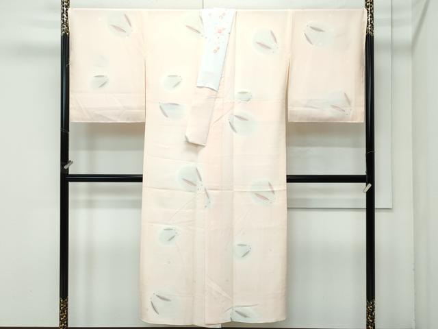 ■■■　サイズ　■■■ 身丈 142.5cm（肩から） 裄丈 70cm 袖丈 52cm 縫込み 5cm 袖幅 35.5cm 前幅 31cm 後幅 34cm 着物縫いこみ 内揚げ 8cm 裄 お袖側 約 1cm　身頃側 約 1cm ■■■　商品詳細　■■■ 【正絹・広衿・未使用】 状態は特に目立ったシミ汚れなどもなく大変良い状態です。 大変上質な逸品になります。 お安く出品致しますので、是非この機会にいかがでしょうか？ ■■■　注意事項　■■■ ■モニター発色の具合により色合いが異なる場合がございます。 ■寸法は多少の誤差が生じる場合がございますのでご了承ください。 ■縫込みの長さが左右非対称の場合は短い部分を記載しております。 左右非対称であってもご返品・お値引き等の保証は出来かねますので、ご了承の上ご購入をお願い致します。 ■シミ等のチェックには注意を払っておりますが、見落としがある場合もございますし、個人の見解も様々ですので神経質な方のご購入はお控えください。 ■箪笥に入っておりました着物や帯なので畳みシワや匂いがあるものもございます。 ■お休みは基本的に土日祝となりますが、その他臨時でお休みする場合がございますのでご了承ください。 ■商品の発送は平日のみの発送となります。 ■夜間と土曜、日曜日はお問い合わせの回答が遅れる場合がございます。 ■当店では、お直し、紋入れ、お手入れ等は承っておりません。 ■生地の状態（ヤケ、経年劣化等）によってはサイズ直しが出来ない場合がございます。 その点もどうかご了承のうえ、ご購入をお願いいたします。 ■弊社で取り扱う商品は一点ものにつき、時期や在庫状況に応じて金額が変更となる場合がございます。 ■検針は行っておりません。予めご了承いただきますようお願いいたします。 ■【洗える着物】と記載のある商品におきましては、商品お届け後に洗濯を行ってしまってからのご返品にはご対応しかねます。 念の為、専門店でのお手入れをお願いいたします。 ■着物のサイズ目安は下記を参考ください↓ ＜女性着物＞　お端折り次第で＋5?　−10?が着用可能サイズ 　例）身丈170?の場合、身長160?〜175? ＜男性着物＞　身丈＋約25?〜27?程が適応身長 　例）身丈155?の場合、身長180〜182?