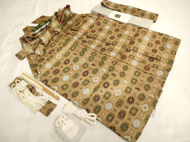 ■■■　サイズ　■■■ 【袴】 紐下　約　53cm ■■■　商品詳細　■■■ 袴【正絹】の状態は特に目立ったシミ汚れなどもなく大変良い状態です。 小物の状態は接写画像のように扇子に汚れがございますが その他特に目立ったシミ汚れなどもなく大変良い状態です。 大変上質な逸品になります。 お安く出品致しますので、是非この機会にいかがでしょうか？ ■■■　注意事項　■■■ ■モニター発色の具合により色合いが異なる場合がございます。 ■寸法は多少の誤差が生じる場合がございますのでご了承ください。 ■縫込みの長さが左右非対称の場合は短い部分を記載しております。 左右非対称であってもご返品・お値引き等の保証は出来かねますので、ご了承の上ご購入をお願い致します。 ■シミ等のチェックには注意を払っておりますが、見落としがある場合もございますし、個人の見解も様々ですので神経質な方のご購入はお控えください。 ■箪笥に入っておりました着物や帯なので畳みシワや匂いがあるものもございます。 ■お休みは基本的に土日祝となりますが、その他臨時でお休みする場合がございますのでご了承ください。 ■商品の発送は平日のみの発送となります。 ■夜間と土曜、日曜日はお問い合わせの回答が遅れる場合がございます。 ■当店では、お直し、紋入れ、お手入れ等は承っておりません。 ■生地の状態（ヤケ、経年劣化等）によってはサイズ直しが出来ない場合がございます。 その点もどうかご了承のうえ、ご購入をお願いいたします。 ■弊社で取り扱う商品は一点ものにつき、時期や在庫状況に応じて金額が変更となる場合がございます。 ■検針は行っておりません。予めご了承いただきますようお願いいたします。 ■【洗える着物】と記載のある商品におきましては、商品お届け後に洗濯を行ってしまってからのご返品にはご対応しかねます。 念の為、専門店でのお手入れをお願いいたします。 ■写真に写っている物が全てになります。それ以外の付属品はございませんのでご了承ください。 ■状態に関する写真につきましては、掲載可能な写真枚数に限りがあるため、各箇所につき1枚参考画像を掲載しております。 ■着物のサイズ目安は下記を参考ください↓ ＜女性着物＞　お端折り次第で＋5cm　−1cmが着用可能サイズ 　例）身丈170cmの場合、身長160cm〜175cm ＜男性着物＞　身丈＋約25cm〜27cm程が適応身長 　例）身丈155cmの場合、身長180〜182cm