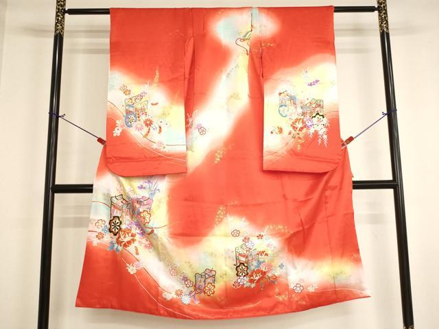 ■■■　サイズ　■■■ 【祝着】 身丈 132.5cm（肩から） 裄丈 47.5cm（肩上げ　4.5cm） 袖丈 75cm　縫込み 2cm 袖幅 32cm 前幅 18cm 後幅 25.5cm 着物縫いこみ 内揚げ 0cm （腰上げ　0cm） 裄 お袖側 約2cm　身頃側 約1cm ■■■　商品詳細　■■■ 着物【化繊】の状態は特に目立ったシミ汚れなどもなく大変良い状態です。 お安く出品致しますので、是非この機会にいかがでしょうか？ ■■■　注意事項　■■■ ■モニター発色の具合により色合いが異なる場合がございます。 ■寸法は多少の誤差が生じる場合がございますのでご了承ください。 ■縫込みの長さが左右非対称の場合は短い部分を記載しております。 左右非対称であってもご返品・お値引き等の保証は出来かねますので、ご了承の上ご購入をお願い致します。 ■シミ等のチェックには注意を払っておりますが、見落としがある場合もございますし、個人の見解も様々ですので神経質な方のご購入はお控えください。 ■箪笥に入っておりました着物や帯なので畳みシワや匂いがあるものもございます。 ■お休みは基本的に土日祝となりますが、その他臨時でお休みする場合がございますのでご了承ください。 ■商品の発送は平日のみの発送となります。 ■夜間と土曜、日曜日はお問い合わせの回答が遅れる場合がございます。 ■当店では、お直し、紋入れ、お手入れ等は承っておりません。 ■生地の状態（ヤケ、経年劣化等）によってはサイズ直しが出来ない場合がございます。 その点もどうかご了承のうえ、ご購入をお願いいたします。 ■弊社で取り扱う商品は一点ものにつき、時期や在庫状況に応じて金額が変更となる場合がございます。 ■検針は行っておりません。予めご了承いただきますようお願いいたします。 ■【洗える着物】と記載のある商品におきましては、商品お届け後に洗濯を行ってしまってからのご返品にはご対応しかねます。 念の為、専門店でのお手入れをお願いいたします。 ■写真に写っている物が全てになります。それ以外の付属品はございませんのでご了承ください。 ■状態に関する写真につきましては、掲載可能な写真枚数に限りがあるため、各箇所につき1枚参考画像を掲載しております。 ■着物のサイズ目安は下記を参考ください↓ ＜女性着物＞　お端折り次第で＋5cm　−1cmが着用可能サイズ 　例）身丈170cmの場合、身長160cm〜175cm ＜男性着物＞　身丈＋約25cm〜27cm程が適応身長 　例）身丈155cmの場合、身長180〜182cm