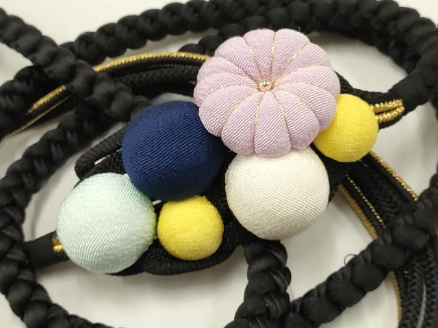 ■■■　サイズ　■■■ 長さ　約159cm（房を除く） ■■■　商品詳細　■■■ 【正絹】 状態は参考画像のように若干の糸よれ・糸解けがございます。 大変上質な逸品になります。 お安く出品致しますので、是非この機会にいかがでしょうか？ ■■■　注意事項　■■■ ■モニター発色の具合により色合いが異なる場合がございます。 ■寸法は多少の誤差が生じる場合がございますのでご了承ください。 ■シミ等のチェックには注意を払っておりますが、見落としがある場合もございますし、個人の見解も様々ですので神経質な方のご購入はお控えください。 ■箪笥に入っておりました着物や帯なので畳みシワや匂いがあるものもございます。 ■お休みは基本的に土日祝となりますが、その他臨時でお休みする場合がございますのでご了承ください。 ■商品の発送は平日のみの発送となります。 ■夜間と土曜、日曜日はお問い合わせの回答が遅れる場合がございます。 ■当店では、お直し、紋入れ、お手入れ等は承っておりません。 ■生地の状態（ヤケ、経年劣化等）によってはサイズ直しが出来ない場合がございます。 その点もどうかご了承のうえ、ご購入をお願いいたします。 ■着物のサイズ目安は下記を参考ください↓ ＜女性着物＞　身長-10cm+5cmが着用可能サイズ(お端折り次第) 　例）身長160cmの方→着物身丈150cm〜165cm ＜男性着物＞　身長-27cm ±5cmが着用可能サイズ 　例）身長170cmの方→着物身丈138cm〜148cm