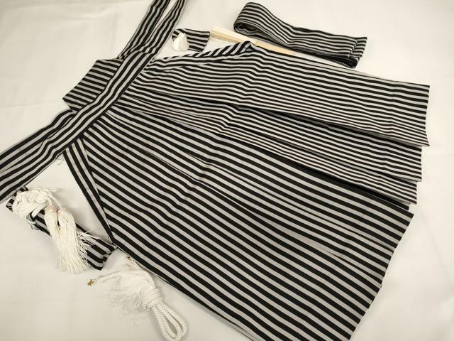 ■■■　サイズ　■■■ 【袴】 紐下　約　53cm ■■■　商品詳細　■■■ 袴【化繊】の状態は特に目立ったシミ汚れなどもなく大変良い状態です。 小物の状態は接写画像のように扇子に薄い汚れがございますが その他特に目立ったシミ汚れなどもなく大変良い状態です。 お安く出品致しますので、是非この機会にいかがでしょうか？ ■■■　注意事項　■■■ ■モニター発色の具合により色合いが異なる場合がございます。 ■寸法は多少の誤差が生じる場合がございますのでご了承ください。 ■縫込みの長さが左右非対称の場合は短い部分を記載しております。 左右非対称であってもご返品・お値引き等の保証は出来かねますので、ご了承の上ご購入をお願い致します。 ■シミ等のチェックには注意を払っておりますが、見落としがある場合もございますし、個人の見解も様々ですので神経質な方のご購入はお控えください。 ■箪笥に入っておりました着物や帯なので畳みシワや匂いがあるものもございます。 ■お休みは基本的に土日祝となりますが、その他臨時でお休みする場合がございますのでご了承ください。 ■商品の発送は平日のみの発送となります。 ■夜間と土曜、日曜日はお問い合わせの回答が遅れる場合がございます。 ■当店では、お直し、紋入れ、お手入れ等は承っておりません。 ■生地の状態（ヤケ、経年劣化等）によってはサイズ直しが出来ない場合がございます。 その点もどうかご了承のうえ、ご購入をお願いいたします。 ■弊社で取り扱う商品は一点ものにつき、時期や在庫状況に応じて金額が変更となる場合がございます。 ■検針は行っておりません。予めご了承いただきますようお願いいたします。 ■【洗える着物】と記載のある商品におきましては、商品お届け後に洗濯を行ってしまってからのご返品にはご対応しかねます。 念の為、専門店でのお手入れをお願いいたします。 ■写真に写っている物が全てになります。それ以外の付属品はございませんのでご了承ください。 ■状態に関する写真につきましては、掲載可能な写真枚数に限りがあるため、各箇所につき1枚参考画像を掲載しております。 ■着物のサイズ目安は下記を参考ください↓ ＜女性着物＞　お端折り次第で＋5cm　−1cmが着用可能サイズ 　例）身丈170cmの場合、身長160cm〜175cm ＜男性着物＞　身丈＋約25cm〜27cm程が適応身長 　例）身丈155cmの場合、身長180〜182cm