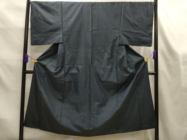 ■■■　サイズ　■■■ 身丈 147cm（肩から） 裄丈 68cm 袖丈 49.5cm　縫込み 4cm 袖幅 35cm 前幅 25cm 後幅 30.5cm 着物縫いこみ 内揚げ 4cm 裄 お袖側 約1.5cm　身頃側 約2cm ■■■　商品詳細　■■■ 【正絹】 状態は特に目立ったシミ汚れなどもなく大変良い状態です。 大変上質な逸品になります。 お安く出品致しますので、是非この機会にいかがでしょうか？ ■■■　注意事項　■■■ ■モニター発色の具合により色合いが異なる場合がございます。 ■寸法は多少の誤差が生じる場合がございますのでご了承ください。 ■縫込みの長さが左右非対称の場合は短い部分を記載しております。 左右非対称であってもご返品・お値引き等の保証は出来かねますので、ご了承の上ご購入をお願い致します。 ■シミ等のチェックには注意を払っておりますが、見落としがある場合もございますし、個人の見解も様々ですので神経質な方のご購入はお控えください。 ■箪笥に入っておりました着物や帯なので畳みシワや匂いがあるものもございます。 ■お休みは基本的に土日祝となりますが、その他臨時でお休みする場合がございますのでご了承ください。 ■商品の発送は平日のみの発送となります。 ■夜間と土曜、日曜日はお問い合わせの回答が遅れる場合がございます。 ■当店では、お直し、紋入れ、お手入れ等は承っておりません。 ■生地の状態（ヤケ、経年劣化等）によってはサイズ直しが出来ない場合がございます。 その点もどうかご了承のうえ、ご購入をお願いいたします。 ■弊社で取り扱う商品は一点ものにつき、時期や在庫状況に応じて金額が変更となる場合がございます。 ■検針は行っておりません。予めご了承いただきますようお願いいたします。 ■【洗える着物】と記載のある商品におきましては、商品お届け後に洗濯を行ってしまってからのご返品にはご対応しかねます。 念の為、専門店でのお手入れをお願いいたします。 ■写真に写っている物が全てになります。それ以外の付属品はございませんのでご了承ください。 ■状態に関する写真につきましては、掲載可能な写真枚数に限りがあるため、各箇所につき1枚参考画像を掲載しております。 ■着物のサイズ目安は下記を参考ください↓ ＜女性着物＞　お端折り次第で＋5cm　−1cmが着用可能サイズ 　例）身丈170cmの場合、身長160cm〜175cm ＜男性着物＞　身丈＋約25cm〜27cm程が適応身長 　例）身丈155cmの場合、身長180〜182cm