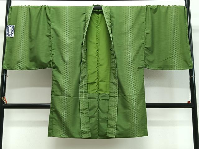 ■■■　サイズ　■■■ 身丈 100cm（肩から） 裄丈 75cm 袖丈 51cm　縫込み 0cm 袖幅 38cm 前幅 27.5cm 後幅 32.5cm 裄 お袖側 約0cm　身頃側 約0cm ■■■　商品詳細　■■■ 【化繊・未使用】 状態は特に目立ったシミ汚れなどもなく大変良い状態です。 お安く出品致しますので、是非この機会にいかがでしょうか？ ■■■　注意事項　■■■ ■モニター発色の具合により色合いが異なる場合がございます。 ■寸法は多少の誤差が生じる場合がございますのでご了承ください。 ■縫込みの長さが左右非対称の場合は短い部分を記載しております。 左右非対称であってもご返品・お値引き等の保証は出来かねますので、ご了承の上ご購入をお願い致します。 ■シミ等のチェックには注意を払っておりますが、見落としがある場合もございますし、個人の見解も様々ですので神経質な方のご購入はお控えください。 ■箪笥に入っておりました着物や帯なので畳みシワや匂いがあるものもございます。 ■お休みは基本的に土日祝となりますが、その他臨時でお休みする場合がございますのでご了承ください。 ■商品の発送は平日のみの発送となります。 ■夜間と土曜、日曜日はお問い合わせの回答が遅れる場合がございます。 ■当店では、お直し、紋入れ、お手入れ等は承っておりません。 ■生地の状態（ヤケ、経年劣化等）によってはサイズ直しが出来ない場合がございます。 その点もどうかご了承のうえ、ご購入をお願いいたします。 ■弊社で取り扱う商品は一点ものにつき、時期や在庫状況に応じて金額が変更となる場合がございます。 ■検針は行っておりません。予めご了承いただきますようお願いいたします。 ■【洗える着物】と記載のある商品におきましては、商品お届け後に洗濯を行ってしまってからのご返品にはご対応しかねます。 念の為、専門店でのお手入れをお願いいたします。 ■写真に写っている物が全てになります。それ以外の付属品はございませんのでご了承ください。 ■状態に関する写真につきましては、掲載可能な写真枚数に限りがあるため、各箇所につき1枚参考画像を掲載しております。 ■着物のサイズ目安は下記を参考ください↓ ＜女性着物＞　お端折り次第で＋5cm　−1cmが着用可能サイズ 　例）身丈170cmの場合、身長160cm〜175cm ＜男性着物＞　身丈＋約25cm〜27cm程が適応身長 　例）身丈155cmの場合、身長180〜182cm