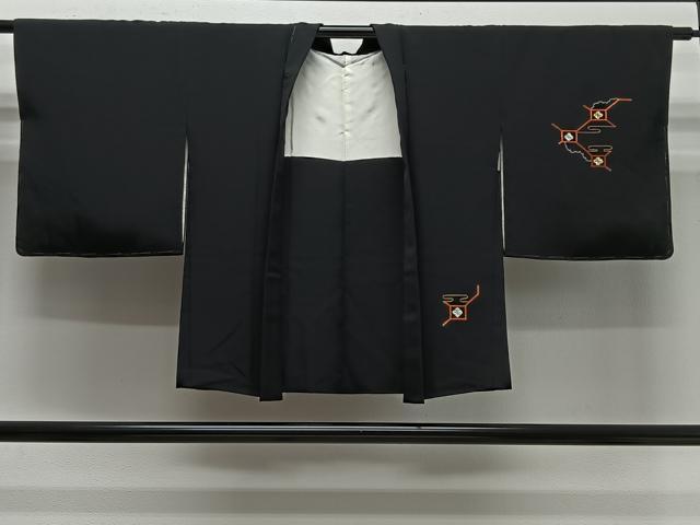 ■■■　サイズ　■■■ 身丈 70cm（肩から） 裄丈 62.5cm 袖丈 46cm　縫込み 6cm 袖幅 32cm 前幅 16.5cm 後幅 28cm 裄 お袖側 約2cm　身頃側 約2.5cm ■■■　商品詳細　■■■ 【正絹・未使用】 状態は特に目立ったシミ汚れなどもなく大変良い状態です。 大変上質な逸品になります。 お安く出品致しますので、是非この機会にいかがでしょうか？ ■■■　注意事項　■■■ ■モニター発色の具合により色合いが異なる場合がございます。 ■寸法は多少の誤差が生じる場合がございますのでご了承ください。 ■縫込みの長さが左右非対称の場合は短い部分を記載しております。 左右非対称であってもご返品・お値引き等の保証は出来かねますので、ご了承の上ご購入をお願い致します。 ■シミ等のチェックには注意を払っておりますが、見落としがある場合もございますし、個人の見解も様々ですので神経質な方のご購入はお控えください。 ■箪笥に入っておりました着物や帯なので畳みシワや匂いがあるものもございます。 ■お休みは基本的に土日祝となりますが、その他臨時でお休みする場合がございますのでご了承ください。 ■商品の発送は平日のみの発送となります。 ■夜間と土曜、日曜日はお問い合わせの回答が遅れる場合がございます。 ■当店では、お直し、紋入れ、お手入れ等は承っておりません。 ■生地の状態（ヤケ、経年劣化等）によってはサイズ直しが出来ない場合がございます。 その点もどうかご了承のうえ、ご購入をお願いいたします。 ■弊社で取り扱う商品は一点ものにつき、時期や在庫状況に応じて金額が変更となる場合がございます。 ■検針は行っておりません。予めご了承いただきますようお願いいたします。 ■【洗える着物】と記載のある商品におきましては、商品お届け後に洗濯を行ってしまってからのご返品にはご対応しかねます。 念の為、専門店でのお手入れをお願いいたします。 ■写真に写っている物が全てになります。それ以外の付属品はございませんのでご了承ください。 ■着物のサイズ目安は下記を参考ください↓ ＜女性着物＞　お端折り次第で＋5cm　－1cmが着用可能サイズ 　例）身丈170cmの場合、身長160cm～175cm ＜男性着物＞　身丈＋約25cm～27cm程が適応身長 　例）身丈155cmの場合、身長180～182cm