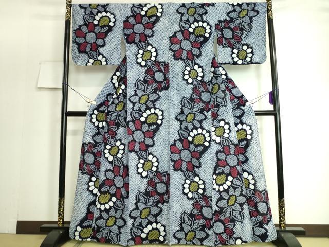 ■■■　サイズ　■■■ 身丈 162cm（肩から） 裄丈 68.5cm 袖丈 45cm　縫込み 1.5cm 袖幅 35cm 前幅 25.5cm 後幅 31cm 着物縫いこみ 内揚げ 0cm 裄 お袖側 約 0cm　身頃側 約 0cm ■■■　商品詳細　■■■ 【綿・バチ衿】 状態は接写画像のように 右袖前絞り部分に若干のアクがございますが その他特に目立ったシミ汚れなどもなく大変良い状態です。 人気の高い“有松鳴海絞り”の浴衣でございます。 “鳴海絞り”ならではの表情を生み出す立体感と 淡いぼかしで息を吹き込まれ、 今にも動き出しそうな迫力を放っております。 夏祭りや花火大会、これから増えるイベントに連れ立って、 より夏をお楽しみ下さいませ。 大変上質な極上の逸品になります。 お安く出品致しますので、是非この機会にいかがでしょうか？ ■■■　注意事項　■■■ ■モニター発色の具合により色合いが異なる場合がございます。 ■寸法は多少の誤差が生じる場合がございますのでご了承ください。 ■縫込みの長さが左右非対称の場合は短い部分を記載しております。 左右非対称であってもご返品・お値引き等の保証は出来かねますので、ご了承の上ご購入をお願い致します。 ■シミ等のチェックには注意を払っておりますが、見落としがある場合もございますし、個人の見解も様々ですので神経質な方のご購入はお控えください。 ■箪笥に入っておりました着物や帯なので畳みシワや匂いがあるものもございます。 ■お休みは基本的に土日祝となりますが、その他臨時でお休みする場合がございますのでご了承ください。 ■商品の発送は平日のみの発送となります。 ■夜間と土曜、日曜日はお問い合わせの回答が遅れる場合がございます。 ■当店では、お直し、紋入れ、お手入れ等は承っておりません。 ■生地の状態（ヤケ、経年劣化等）によってはサイズ直しが出来ない場合がございます。 その点もどうかご了承のうえ、ご購入をお願いいたします。 ■弊社で取り扱う商品は一点ものにつき、時期や在庫状況に応じて金額が変更となる場合がございます。 ■検針は行っておりません。予めご了承いただきますようお願いいたします。 ■【洗える着物】と記載のある商品におきましては、商品お届け後に洗濯を行ってしまってからのご返品にはご対応しかねます。 念の為、専門店でのお手入れをお願いいたします。 ■着物のサイズ目安は下記を参考ください↓ ＜女性着物＞　お端折り次第で＋5?　−10?が着用可能サイズ 　例）身丈170?の場合、身長160?〜175? ＜男性着物＞　身丈＋約25?〜27?程が適応身長 　例）身丈155?の場合、身長180〜182?