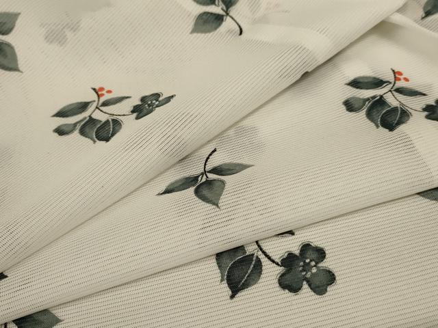 ■■■　サイズ　■■■ 身丈 155.5cm（肩から） 裄丈 63cm 袖丈 48cm　縫込み 3.5cm 袖幅 32.5cm 前幅 25cm 後幅 30cm 着物縫いこみ 内揚げ 0cm 裄 お袖側 約3cm　身頃側 約2.5cm ■■■　商品詳細　■■■ 【化繊】 状態は特に目立ったシミ汚れなどもなく大変良い状態です。 お安く出品致しますので、是非この機会にいかがでしょうか？※ご自身で洗濯された場合の保証はできかねます。 専門店にご相談ください。 ■■■　注意事項　■■■ ■モニター発色の具合により色合いが異なる場合がございます。 ■寸法は多少の誤差が生じる場合がございますのでご了承ください。 ■縫込みの長さが左右非対称の場合は短い部分を記載しております。 左右非対称であってもご返品・お値引き等の保証は出来かねますので、ご了承の上ご購入をお願い致します。 ■シミ等のチェックには注意を払っておりますが、見落としがある場合もございますし、個人の見解も様々ですので神経質な方のご購入はお控えください。 ■箪笥に入っておりました着物や帯なので畳みシワや匂いがあるものもございます。 ■お休みは基本的に土日祝となりますが、その他臨時でお休みする場合がございますのでご了承ください。 ■商品の発送は平日のみの発送となります。 ■夜間と土曜、日曜日はお問い合わせの回答が遅れる場合がございます。 ■当店では、お直し、紋入れ、お手入れ等は承っておりません。 ■生地の状態（ヤケ、経年劣化等）によってはサイズ直しが出来ない場合がございます。 その点もどうかご了承のうえ、ご購入をお願いいたします。 ■弊社で取り扱う商品は一点ものにつき、時期や在庫状況に応じて金額が変更となる場合がございます。 ■検針は行っておりません。予めご了承いただきますようお願いいたします。 ■【洗える着物】と記載のある商品におきましては、商品お届け後に洗濯を行ってしまってからのご返品にはご対応しかねます。 念の為、専門店でのお手入れをお願いいたします。 ■着物のサイズ目安は下記を参考ください↓ ＜女性着物＞　お端折り次第で＋5?　−10?が着用可能サイズ 　例）身丈170?の場合、身長160?〜175? ＜男性着物＞　身丈＋約25?〜27?程が適応身長 　例）身丈155?の場合、身長180〜182?