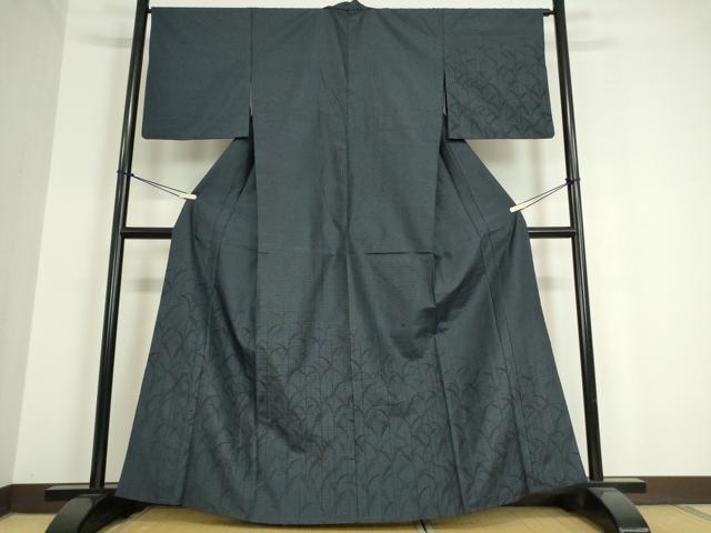 ■■■　サイズ　■■■ 身丈 162cm（肩から） 裄丈 66cm 袖丈 49cm　縫込み 6.5cm 袖幅 33.5cm 前幅 23cm 後幅 28cm 着物縫いこみ 内揚げ 2cm 裄 お袖側 約1cm　身頃側 約1.5cm ■■■　商品詳細　■■■ 【正絹】 状態は接写画像のように衿山に薄い汚れがございますが その他特に目立ったシミ汚れなどもなく大変良い状態です。 大変上質な逸品になります。 お安く出品致しますので、是非この機会にいかがでしょうか？ ■■■　注意事項　■■■ ■モニター発色の具合により色合いが異なる場合がございます。 ■寸法は多少の誤差が生じる場合がございますのでご了承ください。 ■縫込みの長さが左右非対称の場合は短い部分を記載しております。 左右非対称であってもご返品・お値引き等の保証は出来かねますので、ご了承の上ご購入をお願い致します。 ■シミ等のチェックには注意を払っておりますが、見落としがある場合もございますし、個人の見解も様々ですので神経質な方のご購入はお控えください。 ■箪笥に入っておりました着物や帯なので畳みシワや匂いがあるものもございます。 ■お休みは基本的に土日祝となりますが、その他臨時でお休みする場合がございますのでご了承ください。 ■商品の発送は平日のみの発送となります。 ■夜間と土曜、日曜日はお問い合わせの回答が遅れる場合がございます。 ■当店では、お直し、紋入れ、お手入れ等は承っておりません。 ■生地の状態（ヤケ、経年劣化等）によってはサイズ直しが出来ない場合がございます。 その点もどうかご了承のうえ、ご購入をお願いいたします。 ■弊社で取り扱う商品は一点ものにつき、時期や在庫状況に応じて金額が変更となる場合がございます。 ■検針は行っておりません。予めご了承いただきますようお願いいたします。 ■【洗える着物】と記載のある商品におきましては、商品お届け後に洗濯を行ってしまってからのご返品にはご対応しかねます。 念の為、専門店でのお手入れをお願いいたします。 ■着物のサイズ目安は下記を参考ください↓ ＜女性着物＞　お端折り次第で＋5?　−10?が着用可能サイズ 　例）身丈170?の場合、身長160?〜175? ＜男性着物＞　身丈＋約25?〜27?程が適応身長 　例）身丈155?の場合、身長180〜182?