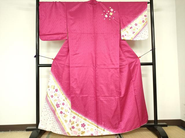 ■■■　サイズ　■■■ 身丈 160.5cm（肩から） 裄丈 68cm 袖丈 49cm　縫込み 2cm 袖幅 34cm 前幅 25cm 後幅 30cm 着物縫いこみ 内揚げ 0cm 裄 お袖側 約1cm　身頃側 約1cm ■■■　商品詳細　■■■ 【化繊・バチ衿】 状態は接写画像のように表地金彩部分にスレがございますが その他特に目立ったシミ汚れなどもなく大変良い状態です。 お安く出品致しますので、是非この機会にいかがでしょうか？ ※ご自身で洗濯された場合の保証はできかねます。専門店にご相談ください。 ■■■　注意事項　■■■ ■モニター発色の具合により色合いが異なる場合がございます。 ■寸法は多少の誤差が生じる場合がございますのでご了承ください。 ■縫込みの長さが左右非対称の場合は短い部分を記載しております。 左右非対称であってもご返品・お値引き等の保証は出来かねますので、ご了承の上ご購入をお願い致します。 ■シミ等のチェックには注意を払っておりますが、見落としがある場合もございますし、個人の見解も様々ですので神経質な方のご購入はお控えください。 ■箪笥に入っておりました着物や帯なので畳みシワや匂いがあるものもございます。 ■お休みは基本的に土日祝となりますが、その他臨時でお休みする場合がございますのでご了承ください。 ■商品の発送は平日のみの発送となります。 ■夜間と土曜、日曜日はお問い合わせの回答が遅れる場合がございます。 ■当店では、お直し、紋入れ、お手入れ等は承っておりません。 ■生地の状態（ヤケ、経年劣化等）によってはサイズ直しが出来ない場合がございます。 その点もどうかご了承のうえ、ご購入をお願いいたします。 ■弊社で取り扱う商品は一点ものにつき、時期や在庫状況に応じて金額が変更となる場合がございます。 ■検針は行っておりません。予めご了承いただきますようお願いいたします。 ■【洗える着物】と記載のある商品におきましては、商品お届け後に洗濯を行ってしまってからのご返品にはご対応しかねます。 念の為、専門店でのお手入れをお願いいたします。 ■着物のサイズ目安は下記を参考ください↓ ＜女性着物＞　お端折り次第で＋5cm　−1cmが着用可能サイズ 　例）身丈170cmの場合、身長160cm〜175cm ＜男性着物＞　身丈＋約25cm〜27cm程が適応身長 　例）身丈155cmの場合、身長180〜182cm