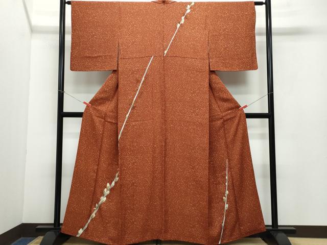 ■■■　サイズ　■■■ 身丈 160.5cm（肩から） 裄丈 62.5cm 袖丈 49cm　縫込み 7cm 袖幅 32.5cm 前幅 23cm 後幅 30.5cm 着物縫いこみ 内揚げ 8cm 裄 お袖側 約4cm　身頃側 約4.5cm ■■■　商品詳細　■■■ 【正絹】 状態は特に目立ったシミ汚れなどもなく大変良い状態です。 大変上質な逸品になります。 お安く出品致しますので、是非この機会にいかがでしょうか？ ■■■　注意事項　■■■ ■モニター発色の具合により色合いが異なる場合がございます。 ■寸法は多少の誤差が生じる場合がございますのでご了承ください。 ■縫込みの長さが左右非対称の場合は短い部分を記載しております。 左右非対称であってもご返品・お値引き等の保証は出来かねますので、ご了承の上ご購入をお願い致します。 ■シミ等のチェックには注意を払っておりますが、見落としがある場合もございますし、個人の見解も様々ですので神経質な方のご購入はお控えください。 ■箪笥に入っておりました着物や帯なので畳みシワや匂いがあるものもございます。 ■お休みは基本的に土日祝となりますが、その他臨時でお休みする場合がございますのでご了承ください。 ■商品の発送は平日のみの発送となります。 ■夜間と土曜、日曜日はお問い合わせの回答が遅れる場合がございます。 ■当店では、お直し、紋入れ、お手入れ等は承っておりません。 ■生地の状態（ヤケ、経年劣化等）によってはサイズ直しが出来ない場合がございます。 その点もどうかご了承のうえ、ご購入をお願いいたします。 ■弊社で取り扱う商品は一点ものにつき、時期や在庫状況に応じて金額が変更となる場合がございます。 ■検針は行っておりません。予めご了承いただきますようお願いいたします。 ■【洗える着物】と記載のある商品におきましては、商品お届け後に洗濯を行ってしまってからのご返品にはご対応しかねます。 念の為、専門店でのお手入れをお願いいたします。 ■着物のサイズ目安は下記を参考ください↓ ＜女性着物＞　お端折り次第で＋5cm　−1cmが着用可能サイズ 　例）身丈170cmの場合、身長160cm〜175cm ＜男性着物＞　身丈＋約25cm〜27cm程が適応身長 　例）身丈155cmの場合、身長180〜182cm