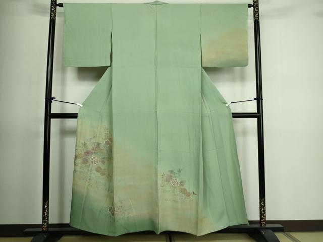 ■■■　サイズ　■■■ 身丈 155cm（肩から） 裄丈 63.5cm 袖丈 45.5cm　縫込み 6cm 袖幅 33cm 前幅 25cm 後幅 30cm 着物縫いこみ 内揚げ 5cm 裄 お袖側 約2cm　身頃側 約2cm ■■■　商品詳細　■■■ 【正絹】 状態は接写画像のように衿山に薄い汚れがございますが その他特に目立ったシミ汚れなどもなく大変良い状態です。 大変上質な逸品になります。 お安く出品致しますので、是非この機会にいかがでしょうか？ ■■■　注意事項　■■■ ■モニター発色の具合により色合いが異なる場合がございます。 ■寸法は多少の誤差が生じる場合がございますのでご了承ください。 ■縫込みの長さが左右非対称の場合は短い部分を記載しております。 左右非対称であってもご返品・お値引き等の保証は出来かねますので、ご了承の上ご購入をお願い致します。 ■シミ等のチェックには注意を払っておりますが、見落としがある場合もございますし、個人の見解も様々ですので神経質な方のご購入はお控えください。 ■箪笥に入っておりました着物や帯なので畳みシワや匂いがあるものもございます。 ■お休みは基本的に土日祝となりますが、その他臨時でお休みする場合がございますのでご了承ください。 ■商品の発送は平日のみの発送となります。 ■夜間と土曜、日曜日はお問い合わせの回答が遅れる場合がございます。 ■当店では、お直し、紋入れ、お手入れ等は承っておりません。 ■生地の状態（ヤケ、経年劣化等）によってはサイズ直しが出来ない場合がございます。 その点もどうかご了承のうえ、ご購入をお願いいたします。 ■弊社で取り扱う商品は一点ものにつき、時期や在庫状況に応じて金額が変更となる場合がございます。 ■検針は行っておりません。予めご了承いただきますようお願いいたします。 ■【洗える着物】と記載のある商品におきましては、商品お届け後に洗濯を行ってしまってからのご返品にはご対応しかねます。 念の為、専門店でのお手入れをお願いいたします。 ■着物のサイズ目安は下記を参考ください↓ ＜女性着物＞　お端折り次第で＋5?　−10?が着用可能サイズ 　例）身丈170?の場合、身長160?〜175? ＜男性着物＞　身丈＋約25?〜27?程が適応身長 　例）身丈155?の場合、身長180〜182?