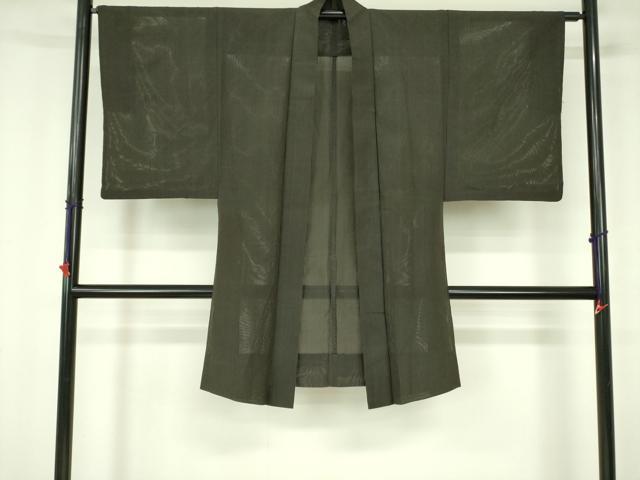 ■■■　サイズ　■■■ 身丈 103cm（肩から） 裄丈 63cm 袖丈 54cm　縫込み 0cm 袖幅 32cm 前幅 19cm 後幅 30cm 着物縫いこみ 内揚げ 0cm 裄 お袖側 約1.5cm　身頃側 約1cm ■■■　商品詳細　■■■ 【正絹】 状態は特に目立ったシミ汚れなどもなく大変良い状態です。 大変上質な逸品になります。 お安く出品致しますので、是非この機会にいかがでしょうか？ ■■■　注意事項　■■■ ■モニター発色の具合により色合いが異なる場合がございます。 ■寸法は多少の誤差が生じる場合がございますのでご了承ください。 ■縫込みの長さが左右非対称の場合は短い部分を記載しております。 左右非対称であってもご返品・お値引き等の保証は出来かねますので、ご了承の上ご購入をお願い致します。 ■シミ等のチェックには注意を払っておりますが、見落としがある場合もございますし、個人の見解も様々ですので神経質な方のご購入はお控えください。 ■箪笥に入っておりました着物や帯なので畳みシワや匂いがあるものもございます。 ■お休みは基本的に土日祝となりますが、その他臨時でお休みする場合がございますのでご了承ください。 ■商品の発送は平日のみの発送となります。 ■夜間と土曜、日曜日はお問い合わせの回答が遅れる場合がございます。 ■当店では、お直し、紋入れ、お手入れ等は承っておりません。 ■生地の状態（ヤケ、経年劣化等）によってはサイズ直しが出来ない場合がございます。 その点もどうかご了承のうえ、ご購入をお願いいたします。 ■弊社で取り扱う商品は一点ものにつき、時期や在庫状況に応じて金額が変更となる場合がございます。 ■検針は行っておりません。予めご了承いただきますようお願いいたします。 ■【洗える着物】と記載のある商品におきましては、商品お届け後に洗濯を行ってしまってからのご返品にはご対応しかねます。 念の為、専門店でのお手入れをお願いいたします。 ■写真に写っている物が全てになります。それ以外の付属品はございませんのでご了承ください。 ■着物のサイズ目安は下記を参考ください↓ ＜女性着物＞　お端折り次第で＋5cm　－1cmが着用可能サイズ 　例）身丈170cmの場合、身長160cm～175cm ＜男性着物＞　身丈＋約25cm～27cm程が適応身長 　例）身丈155cmの場合、身長180～182cm