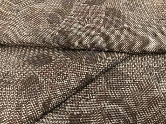 ■■■　サイズ　■■■ 身丈 146cm（肩から） 裄丈 63.5cm 袖丈 45.5cm　縫込み 3cm 袖幅 31.5cm 前幅 24cm 後幅 30cm 着物縫いこみ 内揚げ 3cm 裄 お袖側 約1cm　身頃側 約1.5cm ■■■　商品詳細　■■■ 【正絹】 状態は特に目立ったシミ汚れなどもなく大変良い状態です。 大変上質な逸品になります。 お安く出品致しますので、是非この機会にいかがでしょうか？ ■■■　注意事項　■■■ ■モニター発色の具合により色合いが異なる場合がございます。 ■寸法は多少の誤差が生じる場合がございますのでご了承ください。 ■シミ等のチェックには注意を払っておりますが、見落としがある場合もございますし、個人の見解も様々ですので神経質な方のご購入はお控えください。 ■箪笥に入っておりました着物や帯なので畳みシワや匂いがあるものもございます。 ■お休みは基本的に土日祝となりますが、その他臨時でお休みする場合がございますのでご了承ください。 ■商品の発送は平日のみの発送となります。 ■夜間と土曜、日曜日はお問い合わせの回答が遅れる場合がございます。 ■当店では、お直し、紋入れ、お手入れ等は承っておりません。 ■生地の状態（ヤケ、経年劣化等）によってはサイズ直しが出来ない場合がございます。 その点もどうかご了承のうえ、ご購入をお願いいたします。 ■着物のサイズ目安は下記を参考ください↓ ＜女性着物＞　身長-10cm+5cmが着用可能サイズ(お端折り次第) 　例）身長160cmの方→着物身丈150cm〜165cm ＜男性着物＞　身長-27cm ±5cmが着用可能サイズ 　例）身長170cmの方→着物身丈138cm〜148cm