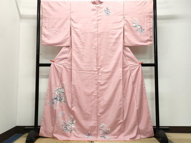 ■■■　サイズ　■■■ 身丈 169cm（肩から） 裄丈 68cm 袖丈 56cm　縫込み 5cm 袖幅 35cm 前幅 23cm 後幅 30.5cm 着物縫いこみ 内揚げ 0cm 裄 お袖側 約0cm　身頃側 約0cm ■■■　商品詳細　■■■ 【正絹】 状態は接写画像のように衿裏に糸よれがございますが その他表地は特に目立ったシミ汚れなどもなく大変良い状態です。 大変上質な逸品になります。 お安く出品致しますので、是非この機会にいかがでしょうか？ ■■■　注意事項　■■■ ■モニター発色の具合により色合いが異なる場合がございます。 ■寸法は多少の誤差が生じる場合がございますのでご了承ください。 ■縫込みの長さが左右非対称の場合は短い部分を記載しております。 左右非対称であってもご返品・お値引き等の保証は出来かねますので、ご了承の上ご購入をお願い致します。 ■シミ等のチェックには注意を払っておりますが、見落としがある場合もございますし、個人の見解も様々ですので神経質な方のご購入はお控えください。 ■箪笥に入っておりました着物や帯なので畳みシワや匂いがあるものもございます。 ■お休みは基本的に土日祝となりますが、その他臨時でお休みする場合がございますのでご了承ください。 ■商品の発送は平日のみの発送となります。 ■夜間と土曜、日曜日はお問い合わせの回答が遅れる場合がございます。 ■当店では、お直し、紋入れ、お手入れ等は承っておりません。 ■生地の状態（ヤケ、経年劣化等）によってはサイズ直しが出来ない場合がございます。 その点もどうかご了承のうえ、ご購入をお願いいたします。 ■弊社で取り扱う商品は一点ものにつき、時期や在庫状況に応じて金額が変更となる場合がございます。 ■検針は行っておりません。予めご了承いただきますようお願いいたします。 ■【洗える着物】と記載のある商品におきましては、商品お届け後に洗濯を行ってしまってからのご返品にはご対応しかねます。 念の為、専門店でのお手入れをお願いいたします。 ■着物のサイズ目安は下記を参考ください↓ ＜女性着物＞　お端折り次第で＋5cm　−1cmが着用可能サイズ 　例）身丈170cmの場合、身長160cm〜175cm ＜男性着物＞　身丈＋約25cm〜27cm程が適応身長 　例）身丈155cmの場合、身長180〜182cm