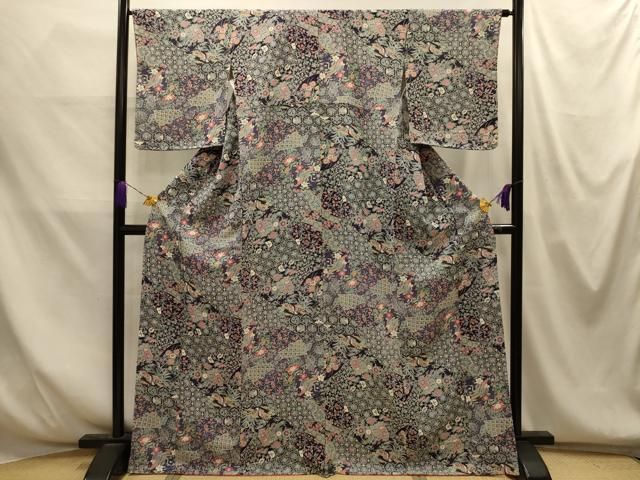 ■■■　サイズ　■■■ 身丈 166cm（肩から） 裄丈 65cm 袖丈 50cm　縫込み 5cm 袖幅 32.5cm 前幅 23cm 後幅 30cm 着物縫いこみ 内揚げ 0cm 裄 お袖側 約2cm　身頃側 約1.5cm ■■■　商品詳細　■■■ 【正絹】 状態は特に目立ったシミ汚れなどもなく大変良い状態です。 大変上質な逸品になります。 お安く出品致しますので、是非この機会にいかがでしょうか？ ■■■　注意事項　■■■ ■モニター発色の具合により色合いが異なる場合がございます。 ■寸法は多少の誤差が生じる場合がございますのでご了承ください。 ■縫込みの長さが左右非対称の場合は短い部分を記載しております。 左右非対称であってもご返品・お値引き等の保証は出来かねますので、ご了承の上ご購入をお願い致します。 ■シミ等のチェックには注意を払っておりますが、見落としがある場合もございますし、個人の見解も様々ですので神経質な方のご購入はお控えください。 ■箪笥に入っておりました着物や帯なので畳みシワや匂いがあるものもございます。 ■お休みは基本的に土日祝となりますが、その他臨時でお休みする場合がございますのでご了承ください。 ■商品の発送は平日のみの発送となります。 ■夜間と土曜、日曜日はお問い合わせの回答が遅れる場合がございます。 ■当店では、お直し、紋入れ、お手入れ等は承っておりません。 ■生地の状態（ヤケ、経年劣化等）によってはサイズ直しが出来ない場合がございます。 その点もどうかご了承のうえ、ご購入をお願いいたします。 ■弊社で取り扱う商品は一点ものにつき、時期や在庫状況に応じて金額が変更となる場合がございます。 ■検針は行っておりません。予めご了承いただきますようお願いいたします。 ■【洗える着物】と記載のある商品におきましては、商品お届け後に洗濯を行ってしまってからのご返品にはご対応しかねます。 念の為、専門店でのお手入れをお願いいたします。 ■写真に写っている物が全てになります。それ以外の付属品はございませんのでご了承ください。 ■状態に関する写真につきましては、掲載可能な写真枚数に限りがあるため、各箇所につき1枚参考画像を掲載しております。 ■着物のサイズ目安は下記を参考ください↓ ＜女性着物＞　お端折り次第で＋5cm　−1cmが着用可能サイズ 　例）身丈170cmの場合、身長160cm〜175cm ＜男性着物＞　身丈＋約25cm〜27cm程が適応身長 　例）身丈155cmの場合、身長180〜182cm