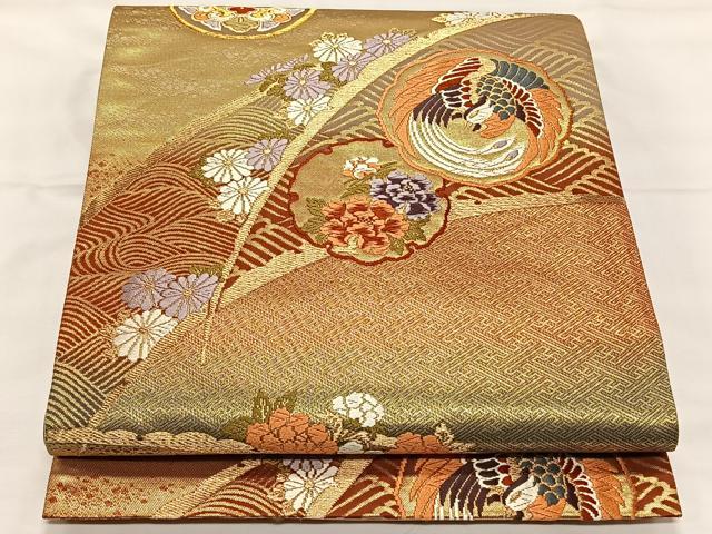 ■■■　サイズ　■■■ 長さ 432cm 幅 31cm程 ■■■　商品詳細　■■■ 【正絹】 詳細に関しましては、画像をご確認ください。 大変上質な逸品になります。 お安く出品致しますので、是非この機会にいかがでしょうか？ ■■■　注意事項　■■■ ■モニター発色の具合により色合いが異なる場合がございます。 ■寸法は多少の誤差が生じる場合がございますのでご了承ください。 ■縫込みの長さが左右非対称の場合は短い部分を記載しております。 左右非対称であってもご返品・お値引き等の保証は出来かねますので、ご了承の上ご購入をお願い致します。 ■シミ等のチェックには注意を払っておりますが、見落としがある場合もございますし、個人の見解も様々ですので神経質な方のご購入はお控えください。 ■箪笥に入っておりました着物や帯なので畳みシワや匂いがあるものもございます。 ■お休みは基本的に土日祝となりますが、その他臨時でお休みする場合がございますのでご了承ください。 ■商品の発送は平日のみの発送となります。 ■夜間と土曜、日曜日はお問い合わせの回答が遅れる場合がございます。 ■当店では、お直し、紋入れ、お手入れ等は承っておりません。 ■生地の状態（ヤケ、経年劣化等）によってはサイズ直しが出来ない場合がございます。 その点もどうかご了承のうえ、ご購入をお願いいたします。 ■弊社で取り扱う商品は一点ものにつき、時期や在庫状況に応じて金額が変更となる場合がございます。 ■検針は行っておりません。予めご了承いただきますようお願いいたします。 ■【洗える着物】と記載のある商品におきましては、商品お届け後に洗濯を行ってしまってからのご返品にはご対応しかねます。 念の為、専門店でのお手入れをお願いいたします。 ■着物のサイズ目安は下記を参考ください↓ ＜女性着物＞　お端折り次第で＋5cm　−1cmが着用可能サイズ 　例）身丈170cmの場合、身長160cm〜175cm ＜男性着物＞　身丈＋約25cm〜27cm程が適応身長 　例）身丈155cmの場合、身長180〜182cm