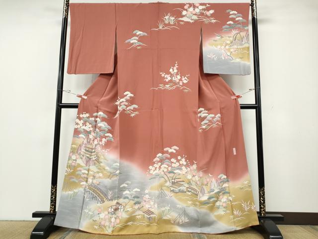 ■■■　サイズ　■■■ 身丈 166cm（肩から） 裄丈 66.5cm 袖丈 56cm　縫込み 4cm 袖幅 33.5cm 前幅 24cm 後幅 29.5cm 着物縫いこみ 内揚げ 4cm 裄 お袖側 約1cm　身頃側 約1.5cm ■■■　商品詳細　■■■ 【正絹】 状態は接写画像のように衿山に薄い汚れがございますが その他特に目立ったシミ汚れなどもなく大変良い状態です。 大変上質な逸品になります。 お安く出品致しますので、是非この機会にいかがでしょうか？ ■■■　注意事項　■■■ ■モニター発色の具合により色合いが異なる場合がございます。 ■寸法は多少の誤差が生じる場合がございますのでご了承ください。 ■縫込みの長さが左右非対称の場合は短い部分を記載しております。 左右非対称であってもご返品・お値引き等の保証は出来かねますので、ご了承の上ご購入をお願い致します。 ■シミ等のチェックには注意を払っておりますが、見落としがある場合もございますし、個人の見解も様々ですので神経質な方のご購入はお控えください。 ■箪笥に入っておりました着物や帯なので畳みシワや匂いがあるものもございます。 ■お休みは基本的に土日祝となりますが、その他臨時でお休みする場合がございますのでご了承ください。 ■商品の発送は平日のみの発送となります。 ■夜間と土曜、日曜日はお問い合わせの回答が遅れる場合がございます。 ■当店では、お直し、紋入れ、お手入れ等は承っておりません。 ■生地の状態（ヤケ、経年劣化等）によってはサイズ直しが出来ない場合がございます。 その点もどうかご了承のうえ、ご購入をお願いいたします。 ■弊社で取り扱う商品は一点ものにつき、時期や在庫状況に応じて金額が変更となる場合がございます。 ■検針は行っておりません。予めご了承いただきますようお願いいたします。 ■【洗える着物】と記載のある商品におきましては、商品お届け後に洗濯を行ってしまってからのご返品にはご対応しかねます。 念の為、専門店でのお手入れをお願いいたします。 ■写真に写っている物が全てになります。それ以外の付属品はございませんのでご了承ください。 ■着物のサイズ目安は下記を参考ください↓ ＜女性着物＞　お端折り次第で＋5cm　－1cmが着用可能サイズ 　例）身丈170cmの場合、身長160cm～175cm ＜男性着物＞　身丈＋約25cm～27cm程が適応身長 　例）身丈155cmの場合、身長180～182cm