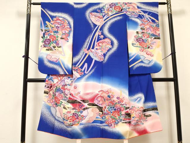 ■■■　サイズ　■■■ 【祝着】 身丈 131.5cm（肩から） 裄丈 58.5cm（肩上げ　0cm） 袖丈 73cm　縫込み 1cm 袖幅 32.5cm 前幅 18cm 後幅 25.5cm 着物縫いこみ 内揚げ 0cm （腰上げ　0cm） 裄 お袖側 約1cm　身頃側 約1cm ■■■　商品詳細　■■■ 着物【表地：正絹・裏地：アセテート・重ね衿：取り外し可能】の 状態は接写画像のように重ね衿に薄い汚れがございますがその他表地は特に目立ったシミ汚れなどもなく大変良い状態です。 気にならない方であればそのままお召しになれるかと思います。 大変上質な逸品になります。 お安く出品致しますので、是非この機会にいかがでしょうか？ ※肩上げと腰上げがされておりません。 ■■■　注意事項　■■■ ■モニター発色の具合により色合いが異なる場合がございます。 ■寸法は多少の誤差が生じる場合がございますのでご了承ください。 ■縫込みの長さが左右非対称の場合は短い部分を記載しております。 左右非対称であってもご返品・お値引き等の保証は出来かねますので、ご了承の上ご購入をお願い致します。 ■シミ等のチェックには注意を払っておりますが、見落としがある場合もございますし、個人の見解も様々ですので神経質な方のご購入はお控えください。 ■箪笥に入っておりました着物や帯なので畳みシワや匂いがあるものもございます。 ■お休みは基本的に土日祝となりますが、その他臨時でお休みする場合がございますのでご了承ください。 ■商品の発送は平日のみの発送となります。 ■夜間と土曜、日曜日はお問い合わせの回答が遅れる場合がございます。 ■当店では、お直し、紋入れ、お手入れ等は承っておりません。 ■生地の状態（ヤケ、経年劣化等）によってはサイズ直しが出来ない場合がございます。 その点もどうかご了承のうえ、ご購入をお願いいたします。 ■弊社で取り扱う商品は一点ものにつき、時期や在庫状況に応じて金額が変更となる場合がございます。 ■検針は行っておりません。予めご了承いただきますようお願いいたします。 ■【洗える着物】と記載のある商品におきましては、商品お届け後に洗濯を行ってしまってからのご返品にはご対応しかねます。 念の為、専門店でのお手入れをお願いいたします。 ■着物のサイズ目安は下記を参考ください↓ ＜女性着物＞　お端折り次第で＋5cm　−1cmが着用可能サイズ 　例）身丈170cmの場合、身長160cm〜175cm ＜男性着物＞　身丈＋約25cm〜27cm程が適応身長 　例）身丈155cmの場合、身長180〜182cm