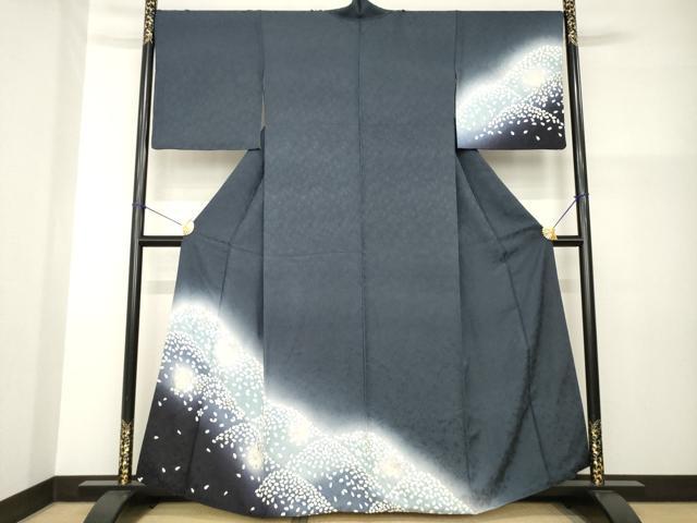 ■■■　サイズ　■■■ 身丈 159.5cm（肩から） 裄丈 68cm 袖丈 49cm　縫込み 8.5cm 袖幅 35cm 前幅 25cm 後幅 30.5cm 着物縫いこみ 内揚げ 6cm 裄 お袖側 約1cm　身頃側 約2cm ■■■　商品詳細　■■■ 【正絹】 状態は特に目立ったシミ汚れなどもなく大変良い状態です。 大変上質な逸品になります。 お安く出品致しますので、是非この機会にいかがでしょうか？ ■■■　注意事項　■■■ ■モニター発色の具合により色合いが異なる場合がございます。 ■寸法は多少の誤差が生じる場合がございますのでご了承ください。 ■縫込みの長さが左右非対称の場合は短い部分を記載しております。 左右非対称であってもご返品・お値引き等の保証は出来かねますので、ご了承の上ご購入をお願い致します。 ■シミ等のチェックには注意を払っておりますが、見落としがある場合もございますし、個人の見解も様々ですので神経質な方のご購入はお控えください。 ■箪笥に入っておりました着物や帯なので畳みシワや匂いがあるものもございます。 ■お休みは基本的に土日祝となりますが、その他臨時でお休みする場合がございますのでご了承ください。 ■商品の発送は平日のみの発送となります。 ■夜間と土曜、日曜日はお問い合わせの回答が遅れる場合がございます。 ■当店では、お直し、紋入れ、お手入れ等は承っておりません。 ■生地の状態（ヤケ、経年劣化等）によってはサイズ直しが出来ない場合がございます。 その点もどうかご了承のうえ、ご購入をお願いいたします。 ■弊社で取り扱う商品は一点ものにつき、時期や在庫状況に応じて金額が変更となる場合がございます。 ■検針は行っておりません。予めご了承いただきますようお願いいたします。 ■【洗える着物】と記載のある商品におきましては、商品お届け後に洗濯を行ってしまってからのご返品にはご対応しかねます。 念の為、専門店でのお手入れをお願いいたします。 ■着物のサイズ目安は下記を参考ください↓ ＜女性着物＞　お端折り次第で＋5cm　−1cmが着用可能サイズ 　例）身丈170cmの場合、身長160cm〜175cm ＜男性着物＞　身丈＋約25cm〜27cm程が適応身長 　例）身丈155cmの場合、身長180〜182cm