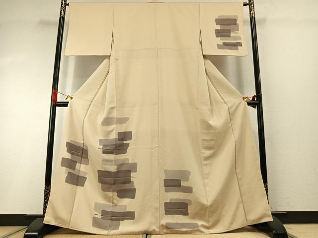 ■■■　サイズ　■■■ 身丈 165cm（肩から） 裄丈 65cm 袖丈 49cm　縫込み 10cm 袖幅 32cm 前幅 25.5cm 後幅 31cm 着物縫いこみ 内揚げ 3cm 裄 お袖側 約5cm　身頃側 約4.5cm ■■■　商品詳細　■■■ 【正絹】 状態は接写画像のように衿山・衿裏に薄い汚れがございますが その他特に目立ったシミ汚れなどもなく大変良い状態です。 大変上質な逸品になります。 お安く出品致しますので、是非この機会にいかがでしょうか？ ■■■　注意事項　■■■ ■モニター発色の具合により色合いが異なる場合がございます。 ■寸法は多少の誤差が生じる場合がございますのでご了承ください。 ■縫込みの長さが左右非対称の場合は短い部分を記載しております。 左右非対称であってもご返品・お値引き等の保証は出来かねますので、ご了承の上ご購入をお願い致します。 ■シミ等のチェックには注意を払っておりますが、見落としがある場合もございますし、個人の見解も様々ですので神経質な方のご購入はお控えください。 ■箪笥に入っておりました着物や帯なので畳みシワや匂いがあるものもございます。 ■お休みは基本的に土日祝となりますが、その他臨時でお休みする場合がございますのでご了承ください。 ■商品の発送は平日のみの発送となります。 ■夜間と土曜、日曜日はお問い合わせの回答が遅れる場合がございます。 ■当店では、お直し、紋入れ、お手入れ等は承っておりません。 ■生地の状態（ヤケ、経年劣化等）によってはサイズ直しが出来ない場合がございます。 その点もどうかご了承のうえ、ご購入をお願いいたします。 ■弊社で取り扱う商品は一点ものにつき、時期や在庫状況に応じて金額が変更となる場合がございます。 ■検針は行っておりません。予めご了承いただきますようお願いいたします。 ■【洗える着物】と記載のある商品におきましては、商品お届け後に洗濯を行ってしまってからのご返品にはご対応しかねます。 念の為、専門店でのお手入れをお願いいたします。 ■写真に写っている物が全てになります。それ以外の付属品はございませんのでご了承ください。 ■着物のサイズ目安は下記を参考ください↓ ＜女性着物＞　お端折り次第で＋5cm　－1cmが着用可能サイズ 　例）身丈170cmの場合、身長160cm～175cm ＜男性着物＞　身丈＋約25cm～27cm程が適応身長 　例）身丈155cmの場合、身長180～182cm