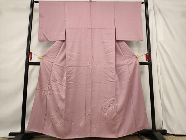 ■■■　サイズ　■■■ 身丈 158cm（肩から） 裄丈 62cm 袖丈 52cm　縫込み 4cm 袖幅 32cm 前幅 22.5cm 後幅 28.5cm 着物縫いこみ 内揚げ 3.5cm 裄 お袖側 約3cm　身頃側 約4cm ■■■　商品詳細　■■■ 【正絹・一つ紋】 状態は画像を添付しておりますので、そちらをご確認下さいますよう宜しくお願い致します。 大変上質な逸品になります。 お安く出品致しますので、是非この機会にいかがでしょうか？ ■■■　注意事項　■■■ ■モニター発色の具合により色合いが異なる場合がございます。 ■寸法は多少の誤差が生じる場合がございますのでご了承ください。 ■縫込みの長さが左右非対称の場合は短い部分を記載しております。 左右非対称であってもご返品・お値引き等の保証は出来かねますので、ご了承の上ご購入をお願い致します。 ■シミ等のチェックには注意を払っておりますが、見落としがある場合もございますし、個人の見解も様々ですので神経質な方のご購入はお控えください。 ■箪笥に入っておりました着物や帯なので畳みシワや匂いがあるものもございます。 ■お休みは基本的に土日祝となりますが、その他臨時でお休みする場合がございますのでご了承ください。 ■商品の発送は平日のみの発送となります。 ■夜間と土曜、日曜日はお問い合わせの回答が遅れる場合がございます。 ■当店では、お直し、紋入れ、お手入れ等は承っておりません。 ■生地の状態（ヤケ、経年劣化等）によってはサイズ直しが出来ない場合がございます。 その点もどうかご了承のうえ、ご購入をお願いいたします。 ■弊社で取り扱う商品は一点ものにつき、時期や在庫状況に応じて金額が変更となる場合がございます。 ■検針は行っておりません。予めご了承いただきますようお願いいたします。 ■【洗える着物】と記載のある商品におきましては、商品お届け後に洗濯を行ってしまってからのご返品にはご対応しかねます。 念の為、専門店でのお手入れをお願いいたします。 ■着物のサイズ目安は下記を参考ください↓ ＜女性着物＞　お端折り次第で＋5cm　−1cmが着用可能サイズ 　例）身丈170cmの場合、身長160cm〜175cm ＜男性着物＞　身丈＋約25cm〜27cm程が適応身長 　例）身丈155cmの場合、身長180〜182cm