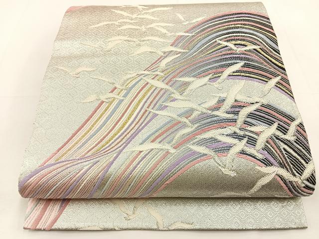 ■■■　サイズ　■■■ 長さ 436cm 幅 31cm程 ■■■　商品詳細　■■■ 【正絹】 詳細に関しましては、画像をご確認ください。 大変上質な逸品になります。 お安く出品致しますので、是非この機会にいかがでしょうか？ ※汚れ等に関しましては、着用時には見えない部分になるかと思いますのであまり気にならずお召になれるかと思います。 ■■■　注意事項　■■■ ■モニター発色の具合により色合いが異なる場合がございます。 ■寸法は多少の誤差が生じる場合がございますのでご了承ください。 ■縫込みの長さが左右非対称の場合は短い部分を記載しております。 左右非対称であってもご返品・お値引き等の保証は出来かねますので、ご了承の上ご購入をお願い致します。 ■シミ等のチェックには注意を払っておりますが、見落としがある場合もございますし、個人の見解も様々ですので神経質な方のご購入はお控えください。 ■箪笥に入っておりました着物や帯なので畳みシワや匂いがあるものもございます。 ■お休みは基本的に土日祝となりますが、その他臨時でお休みする場合がございますのでご了承ください。 ■商品の発送は平日のみの発送となります。 ■夜間と土曜、日曜日はお問い合わせの回答が遅れる場合がございます。 ■当店では、お直し、紋入れ、お手入れ等は承っておりません。 ■生地の状態（ヤケ、経年劣化等）によってはサイズ直しが出来ない場合がございます。 その点もどうかご了承のうえ、ご購入をお願いいたします。 ■弊社で取り扱う商品は一点ものにつき、時期や在庫状況に応じて金額が変更となる場合がございます。 ■検針は行っておりません。予めご了承いただきますようお願いいたします。 ■【洗える着物】と記載のある商品におきましては、商品お届け後に洗濯を行ってしまってからのご返品にはご対応しかねます。 念の為、専門店でのお手入れをお願いいたします。 ■着物のサイズ目安は下記を参考ください↓ ＜女性着物＞　お端折り次第で＋5cm　−1cmが着用可能サイズ 　例）身丈170cmの場合、身長160cm〜175cm ＜男性着物＞　身丈＋約25cm〜27cm程が適応身長 　例）身丈155cmの場合、身長180〜182cm