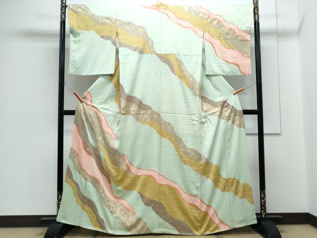 ■■■　サイズ　■■■ 身丈 162.5cm（肩から） 裄丈 67cm 袖丈 51cm　縫込み 7cm 袖幅 34cm 前幅 24.5cm 後幅 30cm 着物縫いこみ 内揚げ 5cm 裄 お袖側 約1cm　身頃側 約3cm ■■■　商品詳細　■■■ 【正絹】 状態は接写画像のように上前・右袖に薄い汚れがございますが その他特に目立ったシミ汚れなどもなく大変良い状態です。 大変上質な逸品になります。 お安く出品致しますので、是非この機会にいかがでしょうか？ ■■■　注意事項　■■■ ■モニター発色の具合により色合いが異なる場合がございます。 ■寸法は多少の誤差が生じる場合がございますのでご了承ください。 ■縫込みの長さが左右非対称の場合は短い部分を記載しております。 左右非対称であってもご返品・お値引き等の保証は出来かねますので、ご了承の上ご購入をお願い致します。 ■シミ等のチェックには注意を払っておりますが、見落としがある場合もございますし、個人の見解も様々ですので神経質な方のご購入はお控えください。 ■箪笥に入っておりました着物や帯なので畳みシワや匂いがあるものもございます。 ■お休みは基本的に土日祝となりますが、その他臨時でお休みする場合がございますのでご了承ください。 ■商品の発送は平日のみの発送となります。 ■夜間と土曜、日曜日はお問い合わせの回答が遅れる場合がございます。 ■当店では、お直し、紋入れ、お手入れ等は承っておりません。 ■生地の状態（ヤケ、経年劣化等）によってはサイズ直しが出来ない場合がございます。 その点もどうかご了承のうえ、ご購入をお願いいたします。 ■弊社で取り扱う商品は一点ものにつき、時期や在庫状況に応じて金額が変更となる場合がございます。 ■検針は行っておりません。予めご了承いただきますようお願いいたします。 ■【洗える着物】と記載のある商品におきましては、商品お届け後に洗濯を行ってしまってからのご返品にはご対応しかねます。 念の為、専門店でのお手入れをお願いいたします。 ■写真に写っている物が全てになります。それ以外の付属品はございませんのでご了承ください。 ■着物のサイズ目安は下記を参考ください↓ ＜女性着物＞　お端折り次第で＋5cm　－1cmが着用可能サイズ 　例）身丈170cmの場合、身長160cm～175cm ＜男性着物＞　身丈＋約25cm～27cm程が適応身長 　例）身丈155cmの場合、身長180～182cm