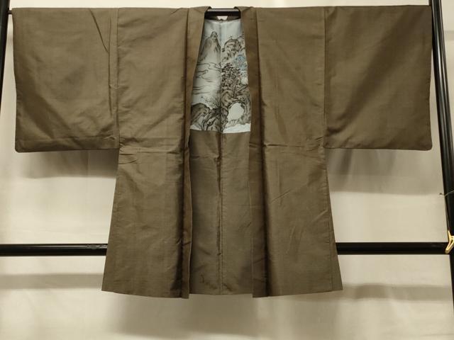 ■■■　サイズ　■■■ 身丈 89.5cm（肩から） 裄丈 67cm 袖丈 47cm　縫込み 3.5cm 袖幅 34cm 前幅 20.5cm 後幅 31cm 裄 お袖側 約2.5cm　身頃側 約2cm ■■■　商品詳細　■■■ 【正絹】 状態は接写画像のように羽裏に薄い汚れがございますが その他特に目立ったシミ汚れなどもなく大変良い状態です。 大変上質な逸品になります。 お安く出品致しますので、是非この機会にいかがでしょうか？ ■■■　注意事項　■■■ ■モニター発色の具合により色合いが異なる場合がございます。 ■寸法は多少の誤差が生じる場合がございますのでご了承ください。 ■縫込みの長さが左右非対称の場合は短い部分を記載しております。 左右非対称であってもご返品・お値引き等の保証は出来かねますので、ご了承の上ご購入をお願い致します。 ■シミ等のチェックには注意を払っておりますが、見落としがある場合もございますし、個人の見解も様々ですので神経質な方のご購入はお控えください。 ■箪笥に入っておりました着物や帯なので畳みシワや匂いがあるものもございます。 ■お休みは基本的に土日祝となりますが、その他臨時でお休みする場合がございますのでご了承ください。 ■商品の発送は平日のみの発送となります。 ■夜間と土曜、日曜日はお問い合わせの回答が遅れる場合がございます。 ■当店では、お直し、紋入れ、お手入れ等は承っておりません。 ■生地の状態（ヤケ、経年劣化等）によってはサイズ直しが出来ない場合がございます。 その点もどうかご了承のうえ、ご購入をお願いいたします。 ■弊社で取り扱う商品は一点ものにつき、時期や在庫状況に応じて金額が変更となる場合がございます。 ■検針は行っておりません。予めご了承いただきますようお願いいたします。 ■【洗える着物】と記載のある商品におきましては、商品お届け後に洗濯を行ってしまってからのご返品にはご対応しかねます。 念の為、専門店でのお手入れをお願いいたします。 ■写真に写っている物が全てになります。それ以外の付属品はございませんのでご了承ください。 ■状態に関する写真につきましては、掲載可能な写真枚数に限りがあるため、各箇所につき1枚参考画像を掲載しております。 ■着物のサイズ目安は下記を参考ください↓ ＜女性着物＞　お端折り次第で＋5cm　－1cmが着用可能サイズ 　例）身丈170cmの場合、身長160cm～175cm ＜男性着物＞　身丈＋約25cm～27cm程が適応身長 　例）身丈155cmの場合、身長180～182cm