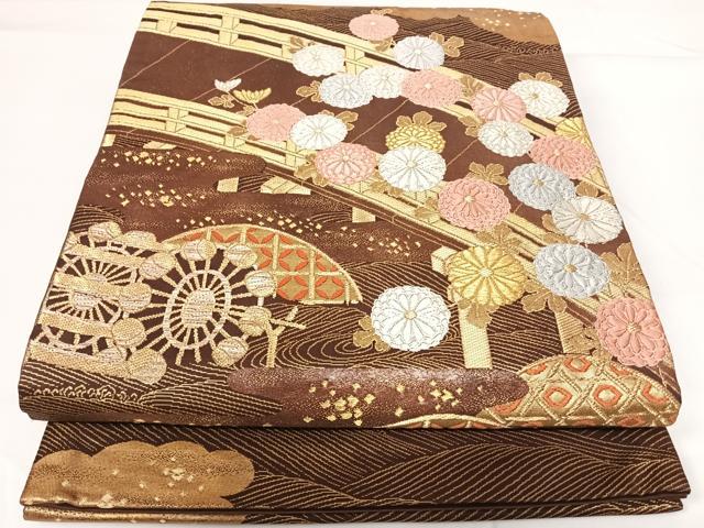 ■■■　サイズ　■■■ 長さ 428cm 幅 30.5cm程 ■■■　商品詳細　■■■ 【正絹・芯なし】 詳細に関しましては、画像をご確認ください。 大変上質な逸品になります。 お安く出品致しますので、是非この機会にいかがでしょうか？ ■■■　注意事項　■■■ ■モニター発色の具合により色合いが異なる場合がございます。 ■寸法は多少の誤差が生じる場合がございますのでご了承ください。 ■縫込みの長さが左右非対称の場合は短い部分を記載しております。 左右非対称であってもご返品・お値引き等の保証は出来かねますので、ご了承の上ご購入をお願い致します。 ■シミ等のチェックには注意を払っておりますが、見落としがある場合もございますし、個人の見解も様々ですので神経質な方のご購入はお控えください。 ■箪笥に入っておりました着物や帯なので畳みシワや匂いがあるものもございます。 ■お休みは基本的に土日祝となりますが、その他臨時でお休みする場合がございますのでご了承ください。 ■商品の発送は平日のみの発送となります。 ■夜間と土曜、日曜日はお問い合わせの回答が遅れる場合がございます。 ■当店では、お直し、紋入れ、お手入れ等は承っておりません。 ■生地の状態（ヤケ、経年劣化等）によってはサイズ直しが出来ない場合がございます。 その点もどうかご了承のうえ、ご購入をお願いいたします。 ■弊社で取り扱う商品は一点ものにつき、時期や在庫状況に応じて金額が変更となる場合がございます。 ■検針は行っておりません。予めご了承いただきますようお願いいたします。 ■【洗える着物】と記載のある商品におきましては、商品お届け後に洗濯を行ってしまってからのご返品にはご対応しかねます。 念の為、専門店でのお手入れをお願いいたします。 ■着物のサイズ目安は下記を参考ください↓ ＜女性着物＞　お端折り次第で＋5cm　−1cmが着用可能サイズ 　例）身丈170cmの場合、身長160cm〜175cm ＜男性着物＞　身丈＋約25cm〜27cm程が適応身長 　例）身丈155cmの場合、身長180〜182cm