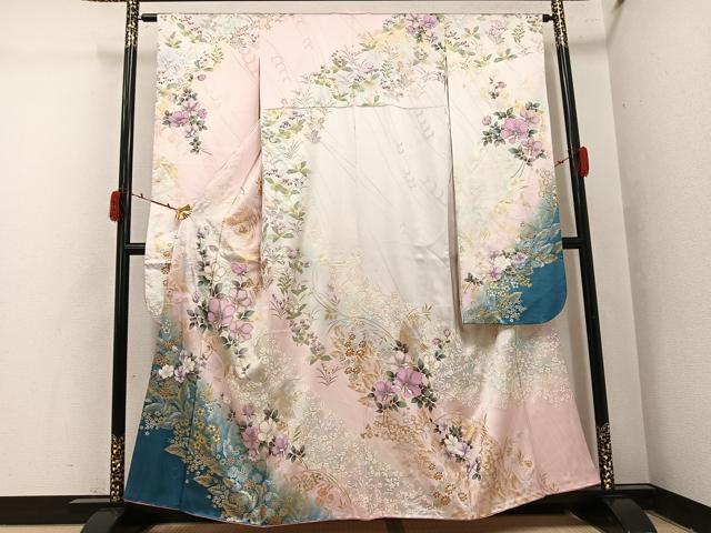 ■■■　サイズ　■■■ 身丈 157cm（肩から） 裄丈 62.5cm 袖丈 102cm　縫込み 9.5cm 袖幅 32cm 前幅 24cm 後幅 30cm 着物縫いこみ 内揚げ 6cm 裄 お袖側 約1cm　身頃側 約5cm ■■■　商品詳細　■■■ 【正絹】 状態は接写画像のように衿山に薄い汚れがございますが その他特に目立ったシミ汚れなどもなく大変良い状態です。 大変上質な逸品になります。 お安く出品致しますので、是非この機会にいかがでしょうか？ ※若干保管臭がございます。 ■■■　注意事項　■■■ ■モニター発色の具合により色合いが異なる場合がございます。 ■寸法は多少の誤差が生じる場合がございますのでご了承ください。 ■縫込みの長さが左右非対称の場合は短い部分を記載しております。 左右非対称であってもご返品・お値引き等の保証は出来かねますので、ご了承の上ご購入をお願い致します。 ■シミ等のチェックには注意を払っておりますが、見落としがある場合もございますし、個人の見解も様々ですので神経質な方のご購入はお控えください。 ■箪笥に入っておりました着物や帯なので畳みシワや匂いがあるものもございます。 ■お休みは基本的に土日祝となりますが、その他臨時でお休みする場合がございますのでご了承ください。 ■商品の発送は平日のみの発送となります。 ■夜間と土曜、日曜日はお問い合わせの回答が遅れる場合がございます。 ■当店では、お直し、紋入れ、お手入れ等は承っておりません。 ■生地の状態（ヤケ、経年劣化等）によってはサイズ直しが出来ない場合がございます。 その点もどうかご了承のうえ、ご購入をお願いいたします。 ■弊社で取り扱う商品は一点ものにつき、時期や在庫状況に応じて金額が変更となる場合がございます。 ■検針は行っておりません。予めご了承いただきますようお願いいたします。 ■【洗える着物】と記載のある商品におきましては、商品お届け後に洗濯を行ってしまってからのご返品にはご対応しかねます。 念の為、専門店でのお手入れをお願いいたします。 ■写真に写っている物が全てになります。それ以外の付属品はございませんのでご了承ください。 ■状態に関する写真につきましては、掲載可能な写真枚数に限りがあるため、各箇所につき1枚参考画像を掲載しております。 ■着物のサイズ目安は下記を参考ください↓ ＜女性着物＞　お端折り次第で＋5cm　－1cmが着用可能サイズ 　例）身丈170cmの場合、身長160cm～175cm ＜男性着物＞　身丈＋約25cm～27cm程が適応身長 　例）身丈155cmの場合、身長180～182cm