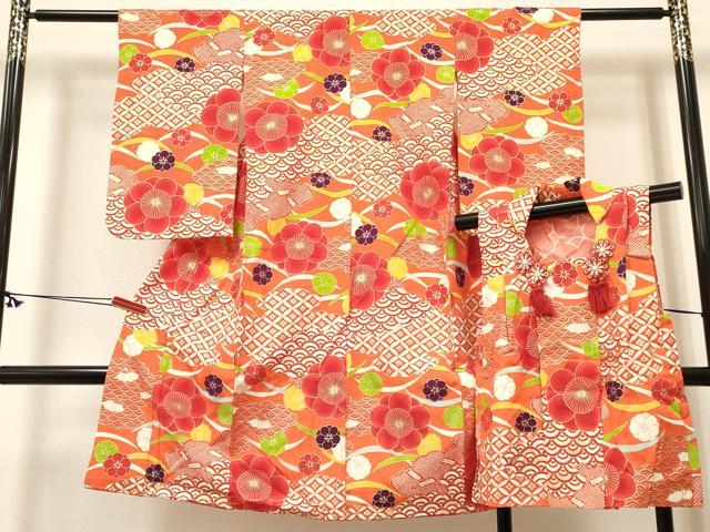 ■■■　サイズ　■■■ 【祝着】 身丈 108cm（肩から） 裄丈 50cm（肩上げ　0cm） 袖丈 52cm　縫込み 2cm 袖幅 27cm 前幅 17cm 後幅 22.5cm 着物縫いこみ 内揚げ 0cm （腰上げ　0cm） 裄 お袖側 約0cm　身頃側 約3cm 【被布】 身丈 55.5cm（肩から） 裄丈 16.5cm（肩上げ　3.5cm） ■■■　商品詳細　■■■ 着物【正絹】の 状態は接写画像のように後身頃に薄い汚れがございますが その他特に目立ったシミ汚れなどもなく大変良い状態です。 長襦袢【化繊】の 状態は接写画像のように裏地に薄い汚れがございますが その他表地は特に目立ったシミ汚れなどもなく大変良い状態です。 大変上質な逸品になります。 お安く出品致しますので、是非この機会にいかがでしょうか？ ※着物の肩上げと腰上げがされておりません。 ■■■　注意事項　■■■ ■モニター発色の具合により色合いが異なる場合がございます。 ■寸法は多少の誤差が生じる場合がございますのでご了承ください。 ■縫込みの長さが左右非対称の場合は短い部分を記載しております。 左右非対称であってもご返品・お値引き等の保証は出来かねますので、ご了承の上ご購入をお願い致します。 ■シミ等のチェックには注意を払っておりますが、見落としがある場合もございますし、個人の見解も様々ですので神経質な方のご購入はお控えください。 ■箪笥に入っておりました着物や帯なので畳みシワや匂いがあるものもございます。 ■お休みは基本的に土日祝となりますが、その他臨時でお休みする場合がございますのでご了承ください。 ■商品の発送は平日のみの発送となります。 ■夜間と土曜、日曜日はお問い合わせの回答が遅れる場合がございます。 ■当店では、お直し、紋入れ、お手入れ等は承っておりません。 ■生地の状態（ヤケ、経年劣化等）によってはサイズ直しが出来ない場合がございます。 その点もどうかご了承のうえ、ご購入をお願いいたします。 ■弊社で取り扱う商品は一点ものにつき、時期や在庫状況に応じて金額が変更となる場合がございます。 ■検針は行っておりません。予めご了承いただきますようお願いいたします。 ■【洗える着物】と記載のある商品におきましては、商品お届け後に洗濯を行ってしまってからのご返品にはご対応しかねます。 念の為、専門店でのお手入れをお願いいたします。 ■着物のサイズ目安は下記を参考ください↓ ＜女性着物＞　お端折り次第で＋5cm　−1cmが着用可能サイズ 　例）身丈170cmの場合、身長160cm〜175cm ＜男性着物＞　身丈＋約25cm〜27cm程が適応身長 　例）身丈155cmの場合、身長180〜182cm