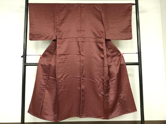 ■■■　サイズ　■■■ 身丈 144cm（肩から） 裄丈 65cm 袖丈 49cm　縫込み 4cm 袖幅 34cm 前幅 25cm 後幅 30cm 着物縫いこみ 内揚げ 5cm 裄 お袖側 約1cm　身頃側 約1cm ■■■　商品詳細　■■■ 【化繊】 状態は特に目立ったシミ汚れなどもなく大変良い状態です。 お安く出品致しますので、是非この機会にいかがでしょうか？ ※タイトルに葡萄茶色と記載しておりますが、個人の見解も様々かと思います。 実際のお色は、葡萄茶色よりもやや濃いめのお色かと思います。 ※ご自身で洗濯された場合の保証はできかねます。専門店にご相談ください。 ■■■　注意事項　■■■ ■モニター発色の具合により色合いが異なる場合がございます。 ■寸法は多少の誤差が生じる場合がございますのでご了承ください。 ■縫込みの長さが左右非対称の場合は短い部分を記載しております。 左右非対称であってもご返品・お値引き等の保証は出来かねますので、ご了承の上ご購入をお願い致します。 ■シミ等のチェックには注意を払っておりますが、見落としがある場合もございますし、個人の見解も様々ですので神経質な方のご購入はお控えください。 ■箪笥に入っておりました着物や帯なので畳みシワや匂いがあるものもございます。 ■お休みは基本的に土日祝となりますが、その他臨時でお休みする場合がございますのでご了承ください。 ■商品の発送は平日のみの発送となります。 ■夜間と土曜、日曜日はお問い合わせの回答が遅れる場合がございます。 ■当店では、お直し、紋入れ、お手入れ等は承っておりません。 ■生地の状態（ヤケ、経年劣化等）によってはサイズ直しが出来ない場合がございます。 その点もどうかご了承のうえ、ご購入をお願いいたします。 ■弊社で取り扱う商品は一点ものにつき、時期や在庫状況に応じて金額が変更となる場合がございます。 ■検針は行っておりません。予めご了承いただきますようお願いいたします。 ■【洗える着物】と記載のある商品におきましては、商品お届け後に洗濯を行ってしまってからのご返品にはご対応しかねます。 念の為、専門店でのお手入れをお願いいたします。 ■着物のサイズ目安は下記を参考ください↓ ＜女性着物＞　お端折り次第で＋5cm　−1cmが着用可能サイズ 　例）身丈170cmの場合、身長160cm〜175cm ＜男性着物＞　身丈＋約25cm〜27cm程が適応身長 　例）身丈155cmの場合、身長180〜182cm