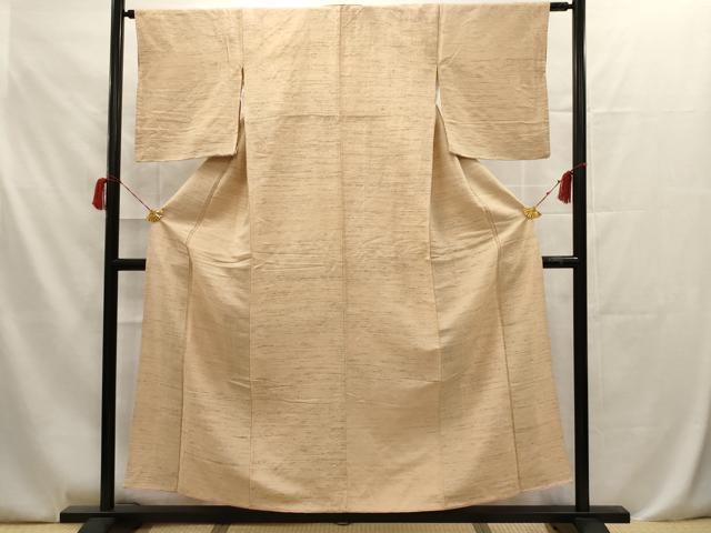 ■■■　サイズ　■■■ 身丈 157cm（肩から） 裄丈 63cm 袖丈 48cm　縫込み 4cm 袖幅 32.5cm 前幅 22cm 後幅 28cm 着物縫いこみ 内揚げ 0cm 裄 お袖側 約4cm　身頃側 約4cm ■■■　商品詳細　■■■ 【正絹】 状態は画像を添付しておりますので、そちらをご確認下さいますよう宜しくお願い致します。 大変上質な逸品になります。 お安く出品致しますので、是非この機会にいかがでしょうか？ ■■■　注意事項　■■■ ■モニター発色の具合により色合いが異なる場合がございます。 ■寸法は多少の誤差が生じる場合がございますのでご了承ください。 ■縫込みの長さが左右非対称の場合は短い部分を記載しております。 左右非対称であってもご返品・お値引き等の保証は出来かねますので、ご了承の上ご購入をお願い致します。 ■シミ等のチェックには注意を払っておりますが、見落としがある場合もございますし、個人の見解も様々ですので神経質な方のご購入はお控えください。 ■箪笥に入っておりました着物や帯なので畳みシワや匂いがあるものもございます。 ■お休みは基本的に土日祝となりますが、その他臨時でお休みする場合がございますのでご了承ください。 ■商品の発送は平日のみの発送となります。 ■夜間と土曜、日曜日はお問い合わせの回答が遅れる場合がございます。 ■当店では、お直し、紋入れ、お手入れ等は承っておりません。 ■生地の状態（ヤケ、経年劣化等）によってはサイズ直しが出来ない場合がございます。 その点もどうかご了承のうえ、ご購入をお願いいたします。 ■弊社で取り扱う商品は一点ものにつき、時期や在庫状況に応じて金額が変更となる場合がございます。 ■検針は行っておりません。予めご了承いただきますようお願いいたします。 ■【洗える着物】と記載のある商品におきましては、商品お届け後に洗濯を行ってしまってからのご返品にはご対応しかねます。 念の為、専門店でのお手入れをお願いいたします。 ■着物のサイズ目安は下記を参考ください↓ ＜女性着物＞　お端折り次第で＋5cm　−1cmが着用可能サイズ 　例）身丈170cmの場合、身長160cm〜175cm ＜男性着物＞　身丈＋約25cm〜27cm程が適応身長 　例）身丈155cmの場合、身長180〜182cm