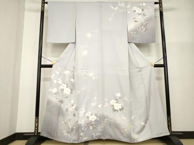 ■■■　サイズ　■■■ 身丈 157.5cm（肩から） 裄丈 63cm 袖丈 52cm　縫込み 5.5cm 袖幅 33cm 前幅 25cm 後幅 30cm 着物縫いこみ 内揚げ 5cm 裄 お袖側 約3cm　身頃側 約5cm ■■■　商品詳細　■■■ 【正絹・一つ紋】 状態は接写画像のように衿山に薄い汚れがございますが その他特に目立ったシミ汚れなどもなく大変良い状態です。 大変上質な逸品になります。 お安く出品致しますので、是非この機会にいかがでしょうか？ ■■■　注意事項　■■■ ■モニター発色の具合により色合いが異なる場合がございます。 ■寸法は多少の誤差が生じる場合がございますのでご了承ください。 ■縫込みの長さが左右非対称の場合は短い部分を記載しております。 左右非対称であってもご返品・お値引き等の保証は出来かねますので、ご了承の上ご購入をお願い致します。 ■シミ等のチェックには注意を払っておりますが、見落としがある場合もございますし、個人の見解も様々ですので神経質な方のご購入はお控えください。 ■箪笥に入っておりました着物や帯なので畳みシワや匂いがあるものもございます。 ■お休みは基本的に土日祝となりますが、その他臨時でお休みする場合がございますのでご了承ください。 ■商品の発送は平日のみの発送となります。 ■夜間と土曜、日曜日はお問い合わせの回答が遅れる場合がございます。 ■当店では、お直し、紋入れ、お手入れ等は承っておりません。 ■生地の状態（ヤケ、経年劣化等）によってはサイズ直しが出来ない場合がございます。 その点もどうかご了承のうえ、ご購入をお願いいたします。 ■弊社で取り扱う商品は一点ものにつき、時期や在庫状況に応じて金額が変更となる場合がございます。 ■検針は行っておりません。予めご了承いただきますようお願いいたします。 ■【洗える着物】と記載のある商品におきましては、商品お届け後に洗濯を行ってしまってからのご返品にはご対応しかねます。 念の為、専門店でのお手入れをお願いいたします。 ■着物のサイズ目安は下記を参考ください↓ ＜女性着物＞　お端折り次第で＋5cm　−1cmが着用可能サイズ 　例）身丈170cmの場合、身長160cm〜175cm ＜男性着物＞　身丈＋約25cm〜27cm程が適応身長 　例）身丈155cmの場合、身長180〜182cm