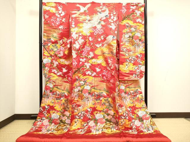 ■■■　サイズ　■■■ 身丈 198.5cm（肩から） 裄丈 67cm 袖丈 104cm　縫込み 3.5cm 袖幅 34.5cm 前幅 29.5cm 後幅 33cm 着物縫いこみ 内揚げ 0cm 裄 お袖側 約1.5cm　身頃側 約2.5cm ■■■　商品詳細　■■■ 【正絹】 状態は接写画像のように左肩山・衿に若干のスレ、右袖付けに糸解け、右肩山に若干のスレ・薄い汚れ、ふき綿部分に薄い汚れがございますが その他特に目立ったシミ汚れなどもなく大変良い状態です。 大変上質な逸品になります。 お安く出品致しますので、是非この機会にいかがでしょうか？ ※若干着用シワがございます。 ■■■　注意事項　■■■ ■モニター発色の具合により色合いが異なる場合がございます。 ■寸法は多少の誤差が生じる場合がございますのでご了承ください。 ■縫込みの長さが左右非対称の場合は短い部分を記載しております。 左右非対称であってもご返品・お値引き等の保証は出来かねますので、ご了承の上ご購入をお願い致します。 ■シミ等のチェックには注意を払っておりますが、見落としがある場合もございますし、個人の見解も様々ですので神経質な方のご購入はお控えください。 ■箪笥に入っておりました着物や帯なので畳みシワや匂いがあるものもございます。 ■お休みは基本的に土日祝となりますが、その他臨時でお休みする場合がございますのでご了承ください。 ■商品の発送は平日のみの発送となります。 ■夜間と土曜、日曜日はお問い合わせの回答が遅れる場合がございます。 ■当店では、お直し、紋入れ、お手入れ等は承っておりません。 ■生地の状態（ヤケ、経年劣化等）によってはサイズ直しが出来ない場合がございます。 その点もどうかご了承のうえ、ご購入をお願いいたします。 ■弊社で取り扱う商品は一点ものにつき、時期や在庫状況に応じて金額が変更となる場合がございます。 ■検針は行っておりません。予めご了承いただきますようお願いいたします。 ■【洗える着物】と記載のある商品におきましては、商品お届け後に洗濯を行ってしまってからのご返品にはご対応しかねます。 念の為、専門店でのお手入れをお願いいたします。 ■写真に写っている物が全てになります。 それ以外の付属品はございませんのでご了承ください。 ■状態に関する写真につきましては、掲載可能な写真枚数に限りがあるため、 各箇所につき1枚参考画像を掲載しております。 ■着物のサイズ目安は下記を参考ください↓ ＜女性着物＞　お端折り次第で＋5cm　−10cmが着用可能サイズ 　例）身丈170cmの場合、身長160cm〜175cm ＜男性着物＞　身丈＋約25cm〜27cm程が適応身長 　例）身丈155cmの場合、身長180cm〜182cm