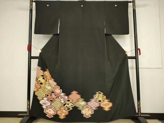 ■■■　サイズ　■■■ 身丈 160cm（肩から） 裄丈 63cm 袖丈 49cm　縫込み 3.5cm 袖幅 33cm 前幅 23cm 後幅 30.5cm 着物縫いこみ 内揚げ 0cm 裄 お袖側 約1.5cm　身頃側 約2.5cm ■■■　商品詳細　■■■ 【正絹・五つ紋・比翼仕立て】 状態は画像を添付しておりますので、そちらをご確認下さいますよう宜しくお願い致します。 大変上質な逸品になります。 お安く出品致しますので、是非この機会にいかがでしょうか？ ■■■　注意事項　■■■ ■モニター発色の具合により色合いが異なる場合がございます。 ■寸法は多少の誤差が生じる場合がございますのでご了承ください。 ■縫込みの長さが左右非対称の場合は短い部分を記載しております。 左右非対称であってもご返品・お値引き等の保証は出来かねますので、ご了承の上ご購入をお願い致します。 ■シミ等のチェックには注意を払っておりますが、見落としがある場合もございますし、個人の見解も様々ですので神経質な方のご購入はお控えください。 ■箪笥に入っておりました着物や帯なので畳みシワや匂いがあるものもございます。 ■お休みは基本的に土日祝となりますが、その他臨時でお休みする場合がございますのでご了承ください。 ■商品の発送は平日のみの発送となります。 ■夜間と土曜、日曜日はお問い合わせの回答が遅れる場合がございます。 ■当店では、お直し、紋入れ、お手入れ等は承っておりません。 ■生地の状態（ヤケ、経年劣化等）によってはサイズ直しが出来ない場合がございます。 その点もどうかご了承のうえ、ご購入をお願いいたします。 ■弊社で取り扱う商品は一点ものにつき、時期や在庫状況に応じて金額が変更となる場合がございます。 ■検針は行っておりません。予めご了承いただきますようお願いいたします。 ■【洗える着物】と記載のある商品におきましては、商品お届け後に洗濯を行ってしまってからのご返品にはご対応しかねます。 念の為、専門店でのお手入れをお願いいたします。 ■着物のサイズ目安は下記を参考ください↓ ＜女性着物＞　お端折り次第で＋5cm　−1cmが着用可能サイズ 　例）身丈170cmの場合、身長160cm〜175cm ＜男性着物＞　身丈＋約25cm〜27cm程が適応身長 　例）身丈155cmの場合、身長180〜182cm