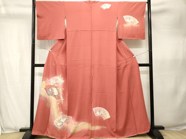 ■■■　サイズ　■■■ 身丈 164cm（肩から） 裄丈 66cm 袖丈 47cm　縫込み 4cm 袖幅 34cm 前幅 24cm 後幅 30cm 着物縫いこみ 内揚げ 0cm 裄 お袖側 約1cm　身頃側 約0cm ■■■　商品詳細　■■■ 【正絹】 状態は特に目立ったシミ汚れなどもなく大変良い状態です。 大変上質な逸品になります。 お安く出品致しますので、是非この機会にいかがでしょうか？ ※若干着用シワがございます。 ■■■　注意事項　■■■ ■モニター発色の具合により色合いが異なる場合がございます。 ■寸法は多少の誤差が生じる場合がございますのでご了承ください。 ■縫込みの長さが左右非対称の場合は短い部分を記載しております。 左右非対称であってもご返品・お値引き等の保証は出来かねますので、ご了承の上ご購入をお願い致します。 ■シミ等のチェックには注意を払っておりますが、見落としがある場合もございますし、個人の見解も様々ですので神経質な方のご購入はお控えください。 ■箪笥に入っておりました着物や帯なので畳みシワや匂いがあるものもございます。 ■お休みは基本的に土日祝となりますが、その他臨時でお休みする場合がございますのでご了承ください。 ■商品の発送は平日のみの発送となります。 ■夜間と土曜、日曜日はお問い合わせの回答が遅れる場合がございます。 ■当店では、お直し、紋入れ、お手入れ等は承っておりません。 ■生地の状態（ヤケ、経年劣化等）によってはサイズ直しが出来ない場合がございます。 その点もどうかご了承のうえ、ご購入をお願いいたします。 ■弊社で取り扱う商品は一点ものにつき、時期や在庫状況に応じて金額が変更となる場合がございます。 ■検針は行っておりません。予めご了承いただきますようお願いいたします。 ■【洗える着物】と記載のある商品におきましては、商品お届け後に洗濯を行ってしまってからのご返品にはご対応しかねます。 念の為、専門店でのお手入れをお願いいたします。 ■写真に写っている物が全てになります。それ以外の付属品はございませんのでご了承ください。 ■状態に関する写真につきましては、掲載可能な写真枚数に限りがあるため、各箇所につき1枚参考画像を掲載しております。 ■着物のサイズ目安は下記を参考ください↓ ＜女性着物＞　お端折り次第で＋5cm　−1cmが着用可能サイズ 　例）身丈170cmの場合、身長160cm〜175cm ＜男性着物＞　身丈＋約25cm〜27cm程が適応身長 　例）身丈155cmの場合、身長180〜182cm