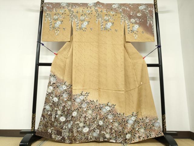 ■■■　サイズ　■■■ 身丈 161cm（肩から） 裄丈 68.5cm 袖丈 51.5cm　縫込み 6cm 袖幅 35cm 前幅 24.5cm 後幅 30.5cm 着物縫いこみ 内揚げ 2cm 裄 お袖側 約1cm　身頃側 約1cm ■■■　商品詳細　■■■ 【正絹】 状態は特に目立ったシミ汚れなどもなく大変良い状態です。 大変上質な逸品になります。 お安く出品致しますので、是非この機会にいかがでしょうか？ ■■■　注意事項　■■■ ■モニター発色の具合により色合いが異なる場合がございます。 ■寸法は多少の誤差が生じる場合がございますのでご了承ください。 ■縫込みの長さが左右非対称の場合は短い部分を記載しております。 左右非対称であってもご返品・お値引き等の保証は出来かねますので、ご了承の上ご購入をお願い致します。 ■シミ等のチェックには注意を払っておりますが、見落としがある場合もございますし、個人の見解も様々ですので神経質な方のご購入はお控えください。 ■箪笥に入っておりました着物や帯なので畳みシワや匂いがあるものもございます。 ■お休みは基本的に土日祝となりますが、その他臨時でお休みする場合がございますのでご了承ください。 ■商品の発送は平日のみの発送となります。 ■夜間と土曜、日曜日はお問い合わせの回答が遅れる場合がございます。 ■当店では、お直し、紋入れ、お手入れ等は承っておりません。 ■生地の状態（ヤケ、経年劣化等）によってはサイズ直しが出来ない場合がございます。 その点もどうかご了承のうえ、ご購入をお願いいたします。 ■弊社で取り扱う商品は一点ものにつき、時期や在庫状況に応じて金額が変更となる場合がございます。 ■検針は行っておりません。予めご了承いただきますようお願いいたします。 ■【洗える着物】と記載のある商品におきましては、商品お届け後に洗濯を行ってしまってからのご返品にはご対応しかねます。 念の為、専門店でのお手入れをお願いいたします。 ■着物のサイズ目安は下記を参考ください↓ ＜女性着物＞　お端折り次第で＋5cm　−1cmが着用可能サイズ 　例）身丈170cmの場合、身長160cm〜175cm ＜男性着物＞　身丈＋約25cm〜27cm程が適応身長 　例）身丈155cmの場合、身長180〜182cm