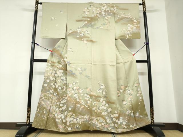 ■■■　サイズ　■■■ 身丈 157.5cm（肩から） 裄丈 63cm 袖丈 50.5cm　縫込み 5cm 袖幅 33cm 前幅 25cm 後幅 30.5cm 着物縫いこみ 内揚げ 7cm 裄 お袖側 約4cm　身頃側 約5cm ■■■　商品詳細　■■■ 【正絹】 状態は接写画像のように袖口・衿に薄い汚れがございますが その他特に目立ったシミ汚れなどもなく大変良い状態です。 大変上質な逸品になります。 お安く出品致しますので、是非この機会にいかがでしょうか？ ■■■　注意事項　■■■ ■モニター発色の具合により色合いが異なる場合がございます。 ■寸法は多少の誤差が生じる場合がございますのでご了承ください。 ■縫込みの長さが左右非対称の場合は短い部分を記載しております。 左右非対称であってもご返品・お値引き等の保証は出来かねますので、ご了承の上ご購入をお願い致します。 ■シミ等のチェックには注意を払っておりますが、見落としがある場合もございますし、個人の見解も様々ですので神経質な方のご購入はお控えください。 ■箪笥に入っておりました着物や帯なので畳みシワや匂いがあるものもございます。 ■お休みは基本的に土日祝となりますが、その他臨時でお休みする場合がございますのでご了承ください。 ■商品の発送は平日のみの発送となります。 ■夜間と土曜、日曜日はお問い合わせの回答が遅れる場合がございます。 ■当店では、お直し、紋入れ、お手入れ等は承っておりません。 ■生地の状態（ヤケ、経年劣化等）によってはサイズ直しが出来ない場合がございます。 その点もどうかご了承のうえ、ご購入をお願いいたします。 ■弊社で取り扱う商品は一点ものにつき、時期や在庫状況に応じて金額が変更となる場合がございます。 ■検針は行っておりません。予めご了承いただきますようお願いいたします。 ■【洗える着物】と記載のある商品におきましては、商品お届け後に洗濯を行ってしまってからのご返品にはご対応しかねます。 念の為、専門店でのお手入れをお願いいたします。 ■着物のサイズ目安は下記を参考ください↓ ＜女性着物＞　お端折り次第で＋5cm　−1cmが着用可能サイズ 　例）身丈170cmの場合、身長160cm〜175cm ＜男性着物＞　身丈＋約25cm〜27cm程が適応身長 　例）身丈155cmの場合、身長180〜182cm