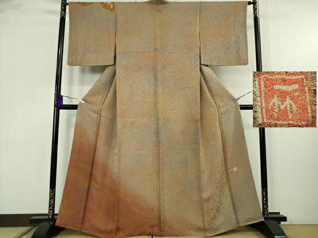 ■■■　サイズ　■■■ 身丈 162cm（肩から） 裄丈 65cm 袖丈 49cm　 縫込み 4cm 袖幅 33.5cm 前幅 23.5cm 後幅 30cm 着物縫いこみ 内揚げ 11cm 裄 お袖側 約 2cm　身頃側 約 3.5cm ■■■　商品詳細　■■■ 【正絹】 状態は特に目立ったシミ汚れなどもなく大変良い状態です。 説明不要の初代久保田一竹です。 単純に数えただけで3個もの辻ヶ花が散りばめられています。 23年前から18年位前までだったと思いますが、色無地で100万円、 一竹先生のぼかしという辻が花がない訪問着で230万円です。 そして、辻が花が一つあると100万円と言われていました。 大変上質な極上の最高級品になります。 お安く出品致しますので、是非この機会にいかがでしょうか？ ■■■　注意事項　■■■ ■モニター発色の具合により色合いが異なる場合がございます。 ■寸法は多少の誤差が生じる場合がございますのでご了承ください。 ■縫込みの長さが左右非対称の場合は短い部分を記載しております。 左右非対称であってもご返品・お値引き等の保証は出来かねますので、ご了承の上ご購入をお願い致します。 ■シミ等のチェックには注意を払っておりますが、見落としがある場合もございますし、個人の見解も様々ですので神経質な方のご購入はお控えください。 ■箪笥に入っておりました着物や帯なので畳みシワや匂いがあるものもございます。 ■お休みは基本的に土日祝となりますが、その他臨時でお休みする場合がございますのでご了承ください。 ■商品の発送は平日のみの発送となります。 ■夜間と土曜、日曜日はお問い合わせの回答が遅れる場合がございます。 ■当店では、お直し、紋入れ、お手入れ等は承っておりません。 ■生地の状態（ヤケ、経年劣化等）によってはサイズ直しが出来ない場合がございます。 その点もどうかご了承のうえ、ご購入をお願いいたします。 ■弊社で取り扱う商品は一点ものにつき、時期や在庫状況に応じて金額が変更となる場合がございます。 ■検針は行っておりません。予めご了承いただきますようお願いいたします。 ■【洗える着物】と記載のある商品におきましては、商品お届け後に洗濯を行ってしまってからのご返品にはご対応しかねます。 念の為、専門店でのお手入れをお願いいたします。 ■写真に写っている物が全てになります。 それ以外の付属品はございませんのでご了承ください。 ■状態に関する写真につきましては、掲載可能な写真枚数に限りがあるため、 各箇所につき1枚参考画像を掲載しております。 ■着物のサイズ目安は下記を参考ください↓ ＜女性着物＞　お端折り次第で＋5cm　−10cmが着用可能サイズ 　例）身丈170cmの場合、身長160cm〜175cm ＜男性着物＞　身丈＋約25cm〜27cm程が適応身長 　例）身丈155cmの場合、身長180cm〜182cm