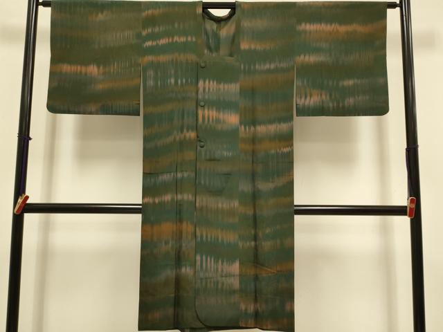 ■■■　サイズ　■■■ 身丈 118cm（肩から） 裄丈 64cm 袖丈 44cm　縫込み 3.5cm 袖幅 33.5cm 前幅 19.5cm 後幅 28.5cm 裄 お袖側 約1.5cm　身頃側 約5cm ■■■　商品詳細　■■■ 【正絹】 状態は特に目立ったシミ汚れなどもなく大変良い状態です。 大変上質な逸品になります。 お安く出品致しますので、是非この機会にいかがでしょうか？ ■■■　注意事項　■■■ ■モニター発色の具合により色合いが異なる場合がございます。 ■寸法は多少の誤差が生じる場合がございますのでご了承ください。 ■縫込みの長さが左右非対称の場合は短い部分を記載しております。 左右非対称であってもご返品・お値引き等の保証は出来かねますので、ご了承の上ご購入をお願い致します。 ■シミ等のチェックには注意を払っておりますが、見落としがある場合もございますし、個人の見解も様々ですので神経質な方のご購入はお控えください。 ■箪笥に入っておりました着物や帯なので畳みシワや匂いがあるものもございます。 ■お休みは基本的に土日祝となりますが、その他臨時でお休みする場合がございますのでご了承ください。 ■商品の発送は平日のみの発送となります。 ■夜間と土曜、日曜日はお問い合わせの回答が遅れる場合がございます。 ■当店では、お直し、紋入れ、お手入れ等は承っておりません。 ■生地の状態（ヤケ、経年劣化等）によってはサイズ直しが出来ない場合がございます。 その点もどうかご了承のうえ、ご購入をお願いいたします。 ■弊社で取り扱う商品は一点ものにつき、時期や在庫状況に応じて金額が変更となる場合がございます。 ■検針は行っておりません。予めご了承いただきますようお願いいたします。 ■【洗える着物】と記載のある商品におきましては、商品お届け後に洗濯を行ってしまってからのご返品にはご対応しかねます。 念の為、専門店でのお手入れをお願いいたします。 ■写真に写っている物が全てになります。それ以外の付属品はございませんのでご了承ください。 ■状態に関する写真につきましては、掲載可能な写真枚数に限りがあるため、各箇所につき1枚参考画像を掲載しております。 ■着物のサイズ目安は下記を参考ください↓ ＜女性着物＞　お端折り次第で＋5cm　−1cmが着用可能サイズ 　例）身丈170cmの場合、身長160cm〜175cm ＜男性着物＞　身丈＋約25cm〜27cm程が適応身長 　例）身丈155cmの場合、身長180〜182cm