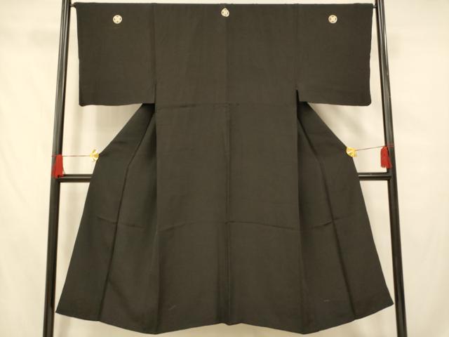 ■■■　サイズ　■■■ 身丈 138cm（肩から） 裄丈 65cm 袖丈 48.5cm　縫込み 6cm 袖幅 33cm 前幅 24cm 後幅 30cm 着物縫いこみ 内揚げ 4cm 裄 お袖側 約2cm　身頃側 約2cm ■■■　商品詳細　■■■ 【正絹・五つ紋】 状態は画像を添付しておりますので、そちらをご確認下さいますよう宜しくお願い致します。 大変上質な逸品になります。 お安く出品致しますので、是非この機会にいかがでしょうか？ ■■■　注意事項　■■■ ■モニター発色の具合により色合いが異なる場合がございます。 ■寸法は多少の誤差が生じる場合がございますのでご了承ください。 ■縫込みの長さが左右非対称の場合は短い部分を記載しております。 左右非対称であってもご返品・お値引き等の保証は出来かねますので、ご了承の上ご購入をお願い致します。 ■シミ等のチェックには注意を払っておりますが、見落としがある場合もございますし、個人の見解も様々ですので神経質な方のご購入はお控えください。 ■箪笥に入っておりました着物や帯なので畳みシワや匂いがあるものもございます。 ■お休みは基本的に土日祝となりますが、その他臨時でお休みする場合がございますのでご了承ください。 ■商品の発送は平日のみの発送となります。 ■夜間と土曜、日曜日はお問い合わせの回答が遅れる場合がございます。 ■当店では、お直し、紋入れ、お手入れ等は承っておりません。 ■生地の状態（ヤケ、経年劣化等）によってはサイズ直しが出来ない場合がございます。 その点もどうかご了承のうえ、ご購入をお願いいたします。 ■弊社で取り扱う商品は一点ものにつき、時期や在庫状況に応じて金額が変更となる場合がございます。 ■検針は行っておりません。予めご了承いただきますようお願いいたします。 ■【洗える着物】と記載のある商品におきましては、商品お届け後に洗濯を行ってしまってからのご返品にはご対応しかねます。 念の為、専門店でのお手入れをお願いいたします。 ■着物のサイズ目安は下記を参考ください↓ ＜女性着物＞　お端折り次第で＋5cm　−1cmが着用可能サイズ 　例）身丈170cmの場合、身長160cm〜175cm ＜男性着物＞　身丈＋約25cm〜27cm程が適応身長 　例）身丈155cmの場合、身長180〜182cm