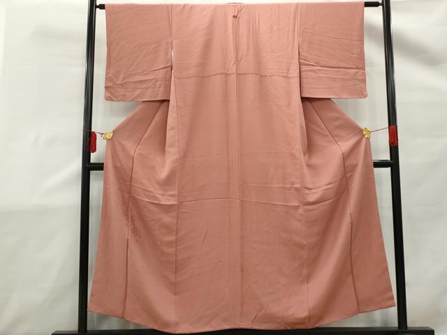 ■■■　サイズ　■■■ 身丈 153cm（肩から） 裄丈 62cm 袖丈 47.5cm　縫込み 3.5cm 袖幅 31cm 前幅 24.5cm 後幅 29.5cm 着物縫いこみ 内揚げ 13cm 裄 お袖側 約4.5cm　身頃側 約4cm ■■■　商品詳細　■■■ 【正絹・一つ紋】 状態は特に目立ったシミ汚れなどもなく大変良い状態です。 大変上質な逸品になります。 お安く出品致しますので、是非この機会にいかがでしょうか？ ■■■　注意事項　■■■ ■モニター発色の具合により色合いが異なる場合がございます。 ■寸法は多少の誤差が生じる場合がございますのでご了承ください。 ■縫込みの長さが左右非対称の場合は短い部分を記載しております。 左右非対称であってもご返品・お値引き等の保証は出来かねますので、ご了承の上ご購入をお願い致します。 ■シミ等のチェックには注意を払っておりますが、見落としがある場合もございますし、個人の見解も様々ですので神経質な方のご購入はお控えください。 ■箪笥に入っておりました着物や帯なので畳みシワや匂いがあるものもございます。 ■お休みは基本的に土日祝となりますが、その他臨時でお休みする場合がございますのでご了承ください。 ■商品の発送は平日のみの発送となります。 ■夜間と土曜、日曜日はお問い合わせの回答が遅れる場合がございます。 ■当店では、お直し、紋入れ、お手入れ等は承っておりません。 ■生地の状態（ヤケ、経年劣化等）によってはサイズ直しが出来ない場合がございます。 その点もどうかご了承のうえ、ご購入をお願いいたします。 ■弊社で取り扱う商品は一点ものにつき、時期や在庫状況に応じて金額が変更となる場合がございます。 ■検針は行っておりません。予めご了承いただきますようお願いいたします。 ■【洗える着物】と記載のある商品におきましては、商品お届け後に洗濯を行ってしまってからのご返品にはご対応しかねます。 念の為、専門店でのお手入れをお願いいたします。 ■着物のサイズ目安は下記を参考ください↓ ＜女性着物＞　お端折り次第で＋5cm　−1cmが着用可能サイズ 　例）身丈170cmの場合、身長160cm〜175cm ＜男性着物＞　身丈＋約25cm〜27cm程が適応身長 　例）身丈155cmの場合、身長180〜182cm