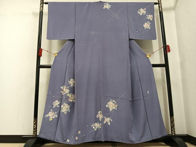 ■■■　サイズ　■■■ 身丈 154.5cm（肩から） 裄丈 62.5cm 袖丈 47cm　縫込み 6cm 袖幅 32cm 前幅 26cm 後幅 29.5cm 着物縫いこみ 内揚げ 7cm 裄 お袖側 約3cm　身頃側 約4cm ■■■　商品詳細　■■■ 【正絹】 状態は接写画像のように表地にヤケがございますが その他特に目立ったシミ汚れなどもなく大変良い状態です。 大変上質な逸品になります。 お安く出品致しますので、是非この機会にいかがでしょうか？ ■■■　注意事項　■■■ ■モニター発色の具合により色合いが異なる場合がございます。 ■寸法は多少の誤差が生じる場合がございますのでご了承ください。 ■縫込みの長さが左右非対称の場合は短い部分を記載しております。 左右非対称であってもご返品・お値引き等の保証は出来かねますので、ご了承の上ご購入をお願い致します。 ■シミ等のチェックには注意を払っておりますが、見落としがある場合もございますし、個人の見解も様々ですので神経質な方のご購入はお控えください。 ■箪笥に入っておりました着物や帯なので畳みシワや匂いがあるものもございます。 ■お休みは基本的に土日祝となりますが、その他臨時でお休みする場合がございますのでご了承ください。 ■商品の発送は平日のみの発送となります。 ■夜間と土曜、日曜日はお問い合わせの回答が遅れる場合がございます。 ■当店では、お直し、紋入れ、お手入れ等は承っておりません。 ■生地の状態（ヤケ、経年劣化等）によってはサイズ直しが出来ない場合がございます。 その点もどうかご了承のうえ、ご購入をお願いいたします。 ■弊社で取り扱う商品は一点ものにつき、時期や在庫状況に応じて金額が変更となる場合がございます。 ■検針は行っておりません。予めご了承いただきますようお願いいたします。 ■【洗える着物】と記載のある商品におきましては、商品お届け後に洗濯を行ってしまってからのご返品にはご対応しかねます。 念の為、専門店でのお手入れをお願いいたします。 ■着物のサイズ目安は下記を参考ください↓ ＜女性着物＞　お端折り次第で＋5cm　−1cmが着用可能サイズ 　例）身丈170cmの場合、身長160cm〜175cm ＜男性着物＞　身丈＋約25cm〜27cm程が適応身長 　例）身丈155cmの場合、身長180〜182cm